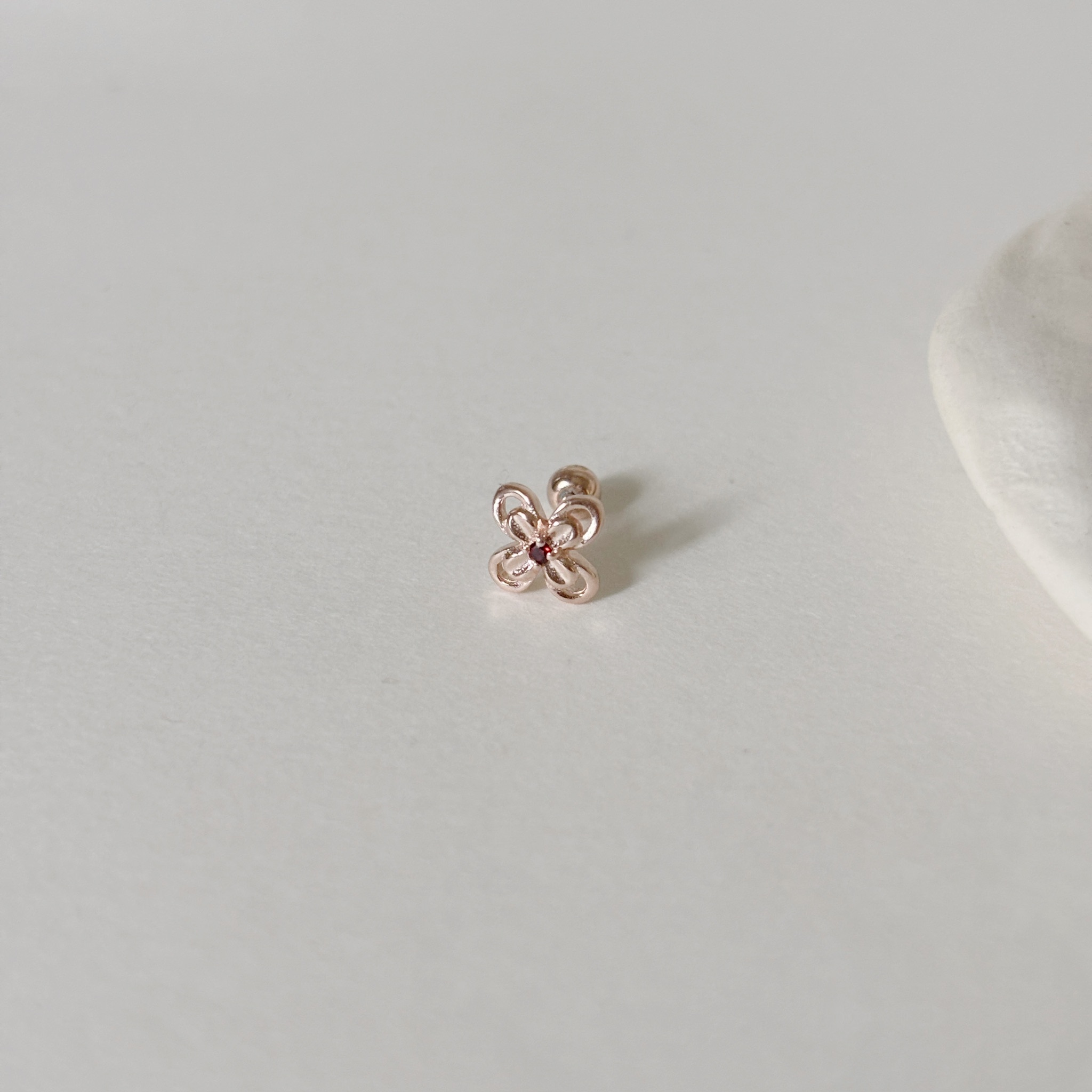 簍空四葉花石榴石轉珠耳環