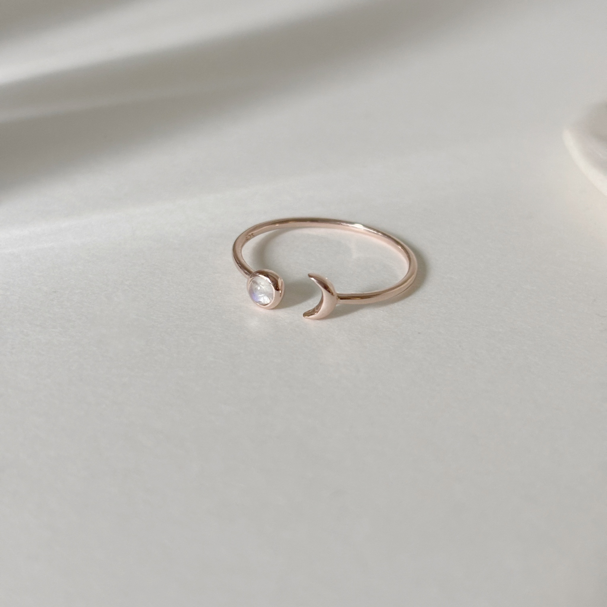 光圓月光石月亮可調戒指