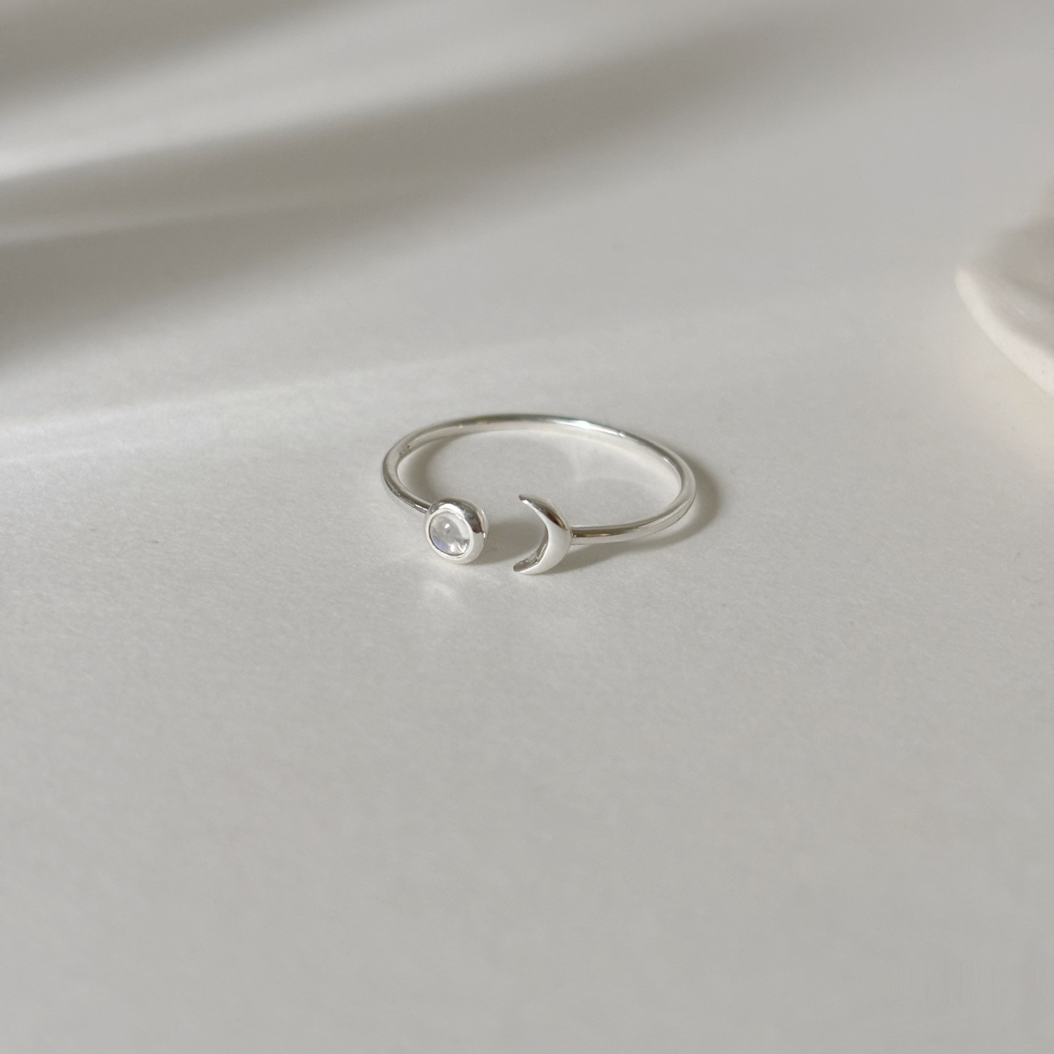 光圓月光石月亮可調戒指