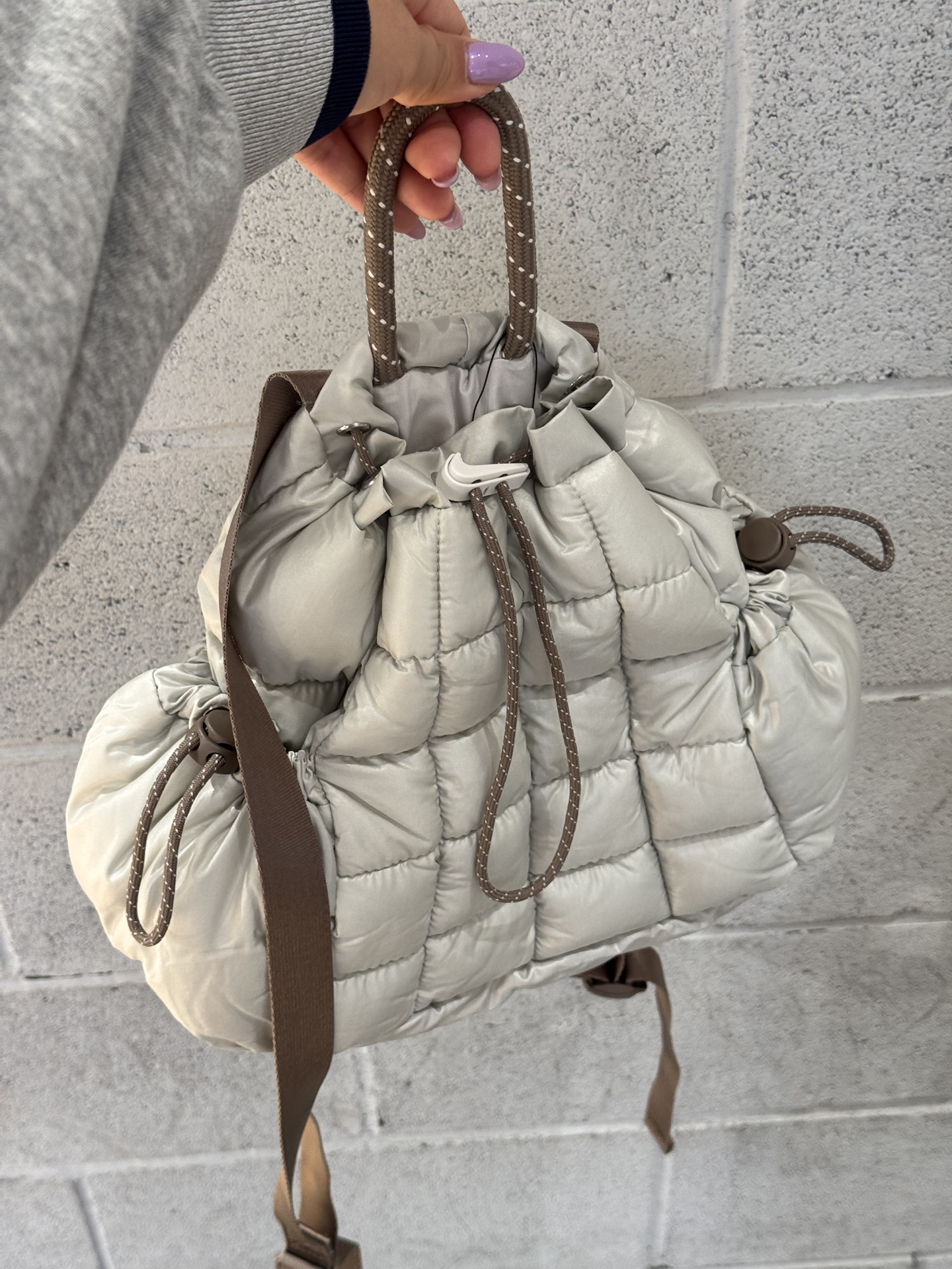 代購-Nike 9L Sportswear Puffle  枕頭後背包 尼龍雙肩包  黑/白