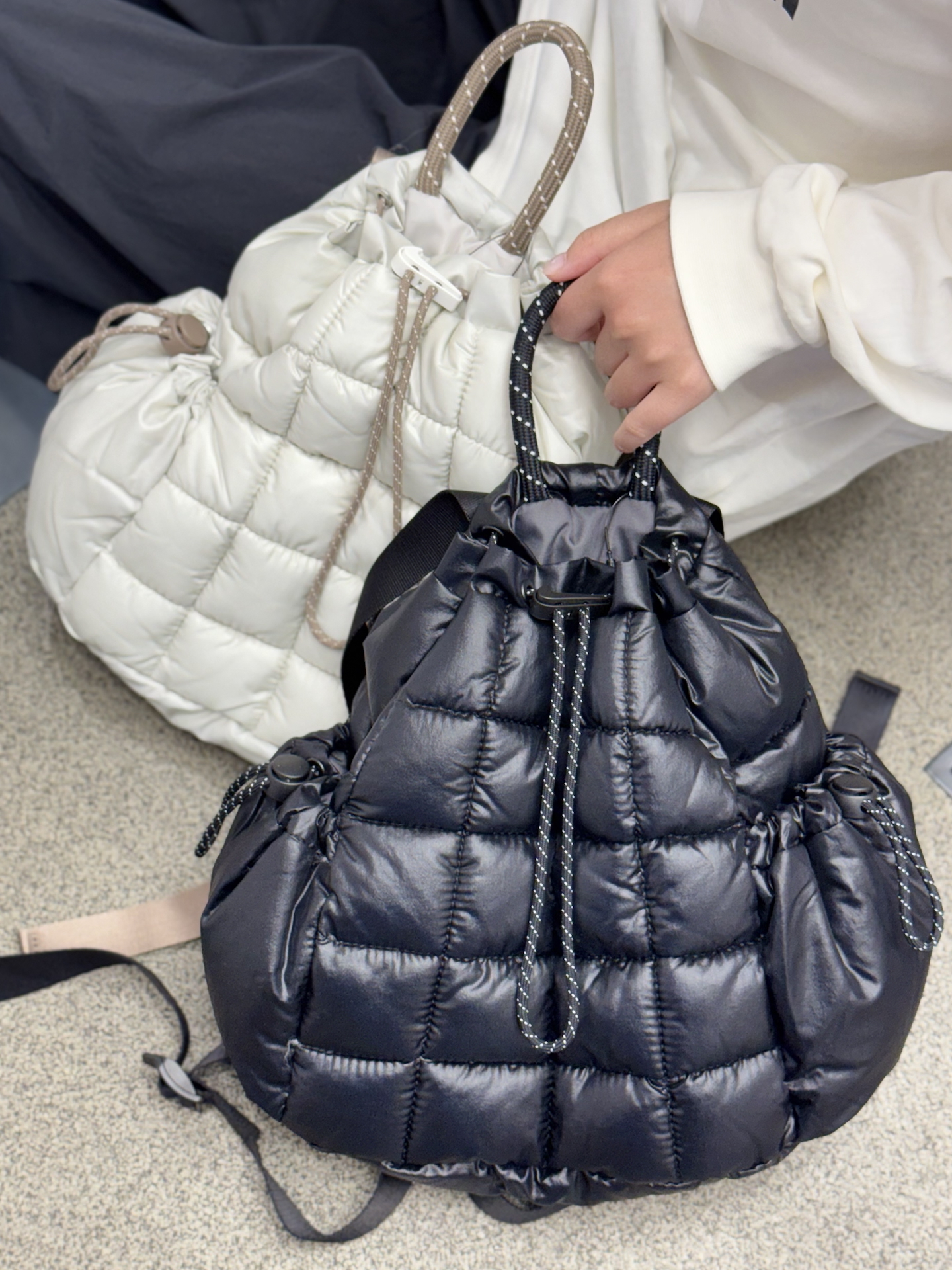 代購-Nike 9L Sportswear Puffle  枕頭後背包 尼龍雙肩包  黑/白