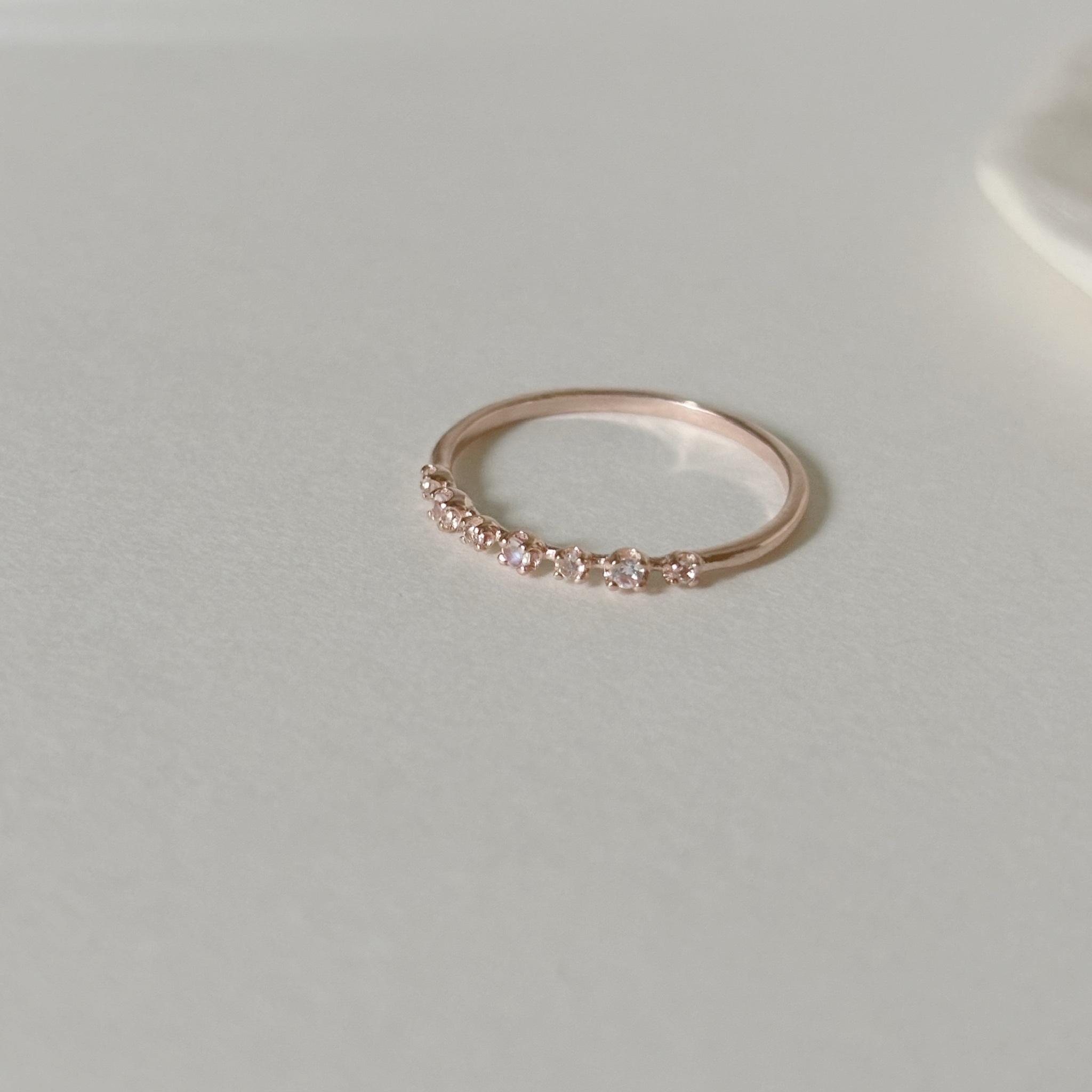 相間小花月光托帕石戒指