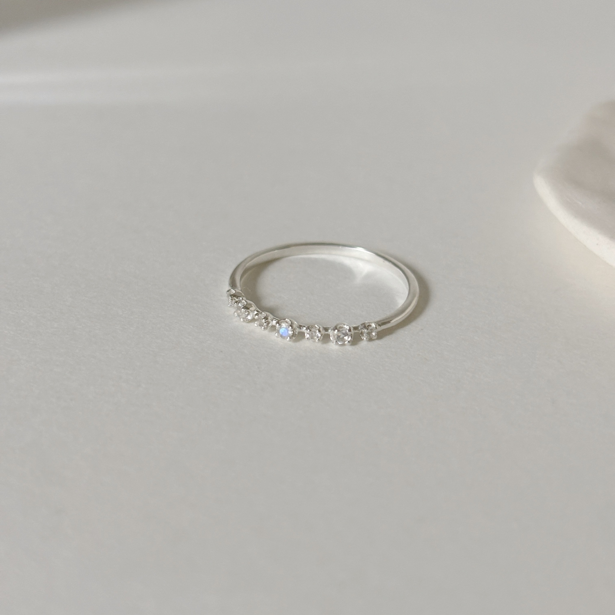 相間小花月光托帕石戒指