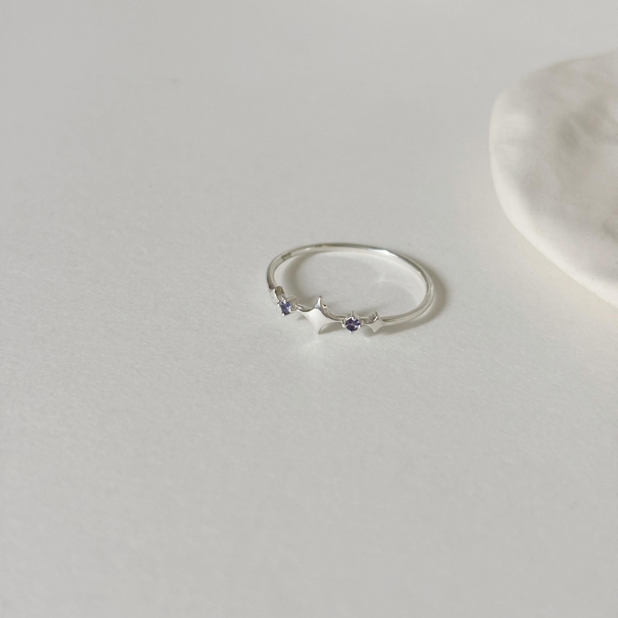 小排星芒菫青石戒指