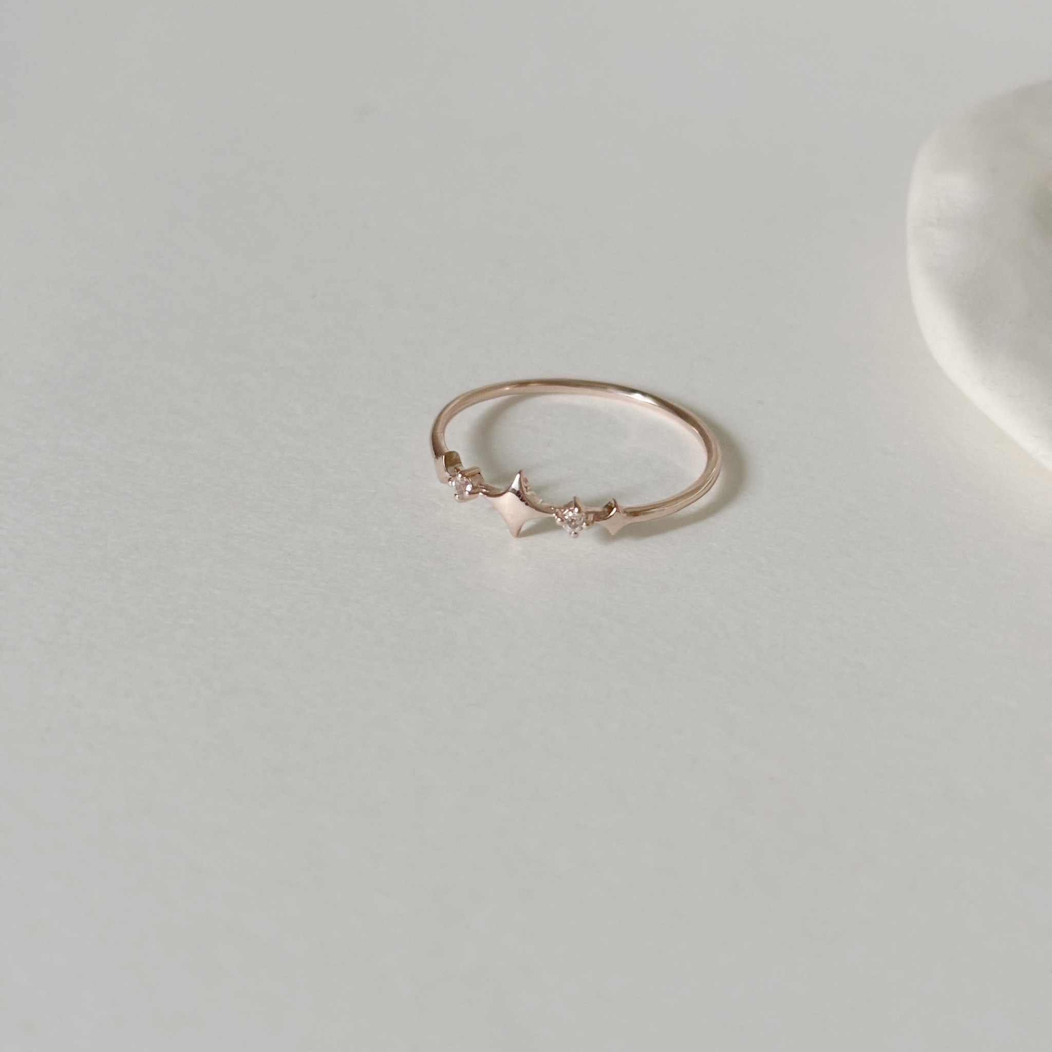 小排星芒白托帕石戒指