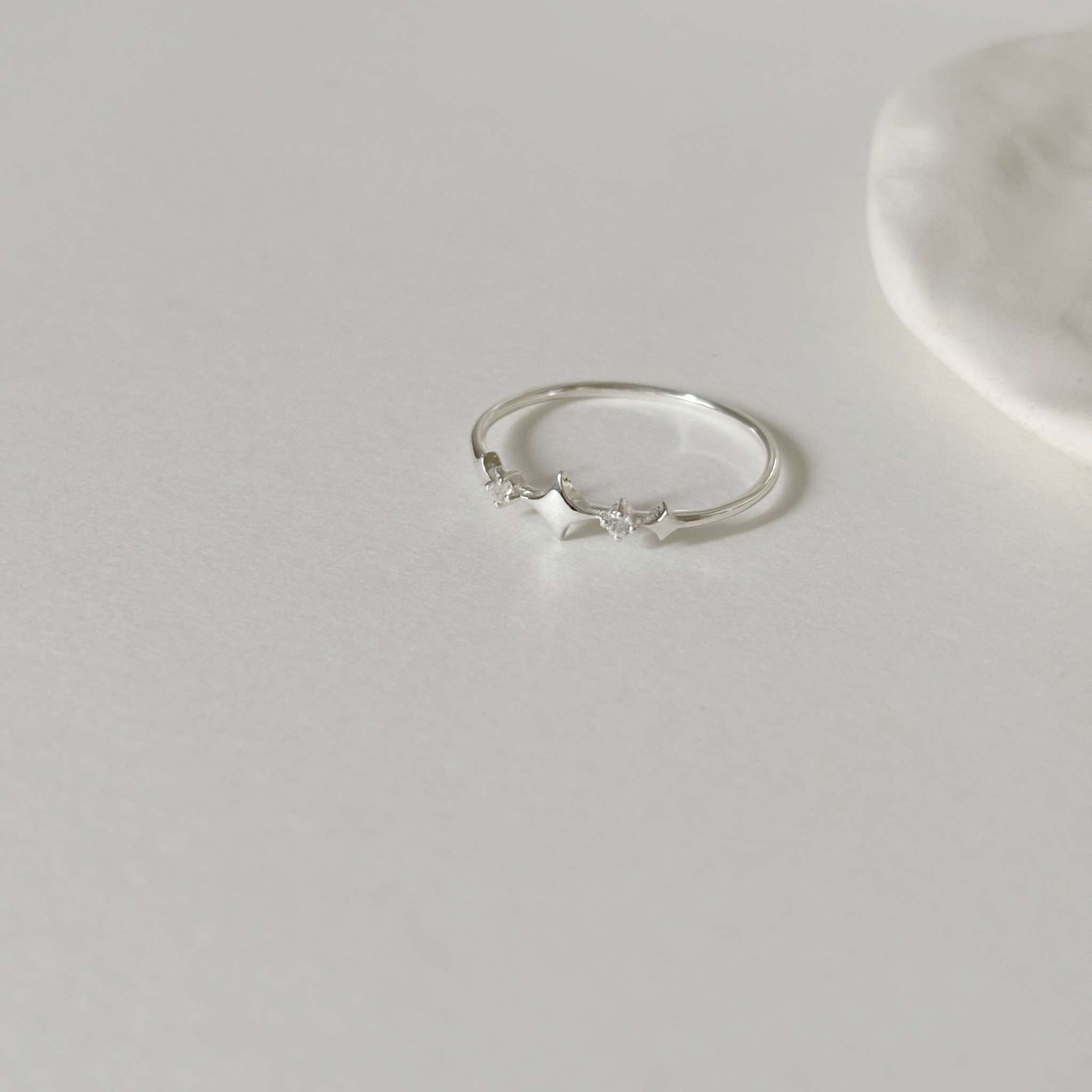 小排星芒白托帕石戒指