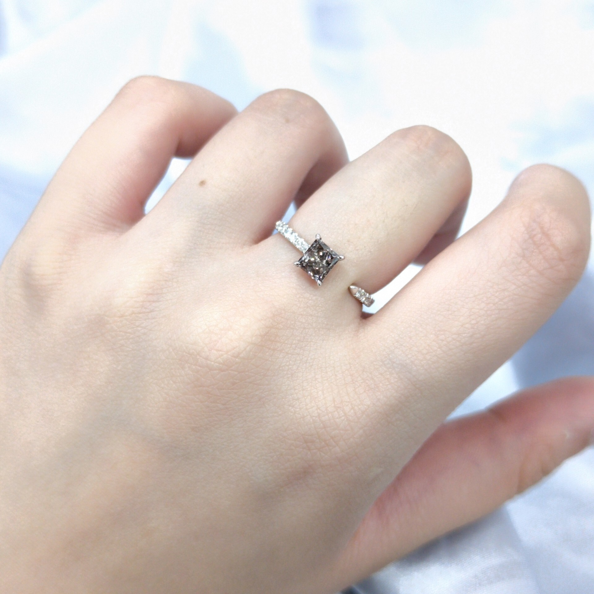 全新18K白金【單粒60份方形咖啡鑽】配小鑽共72份鑽石戒指