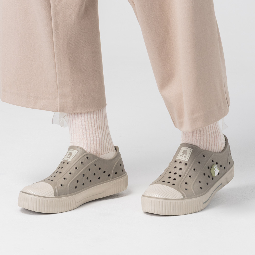 雙色洞洞餅乾水鞋 (奶蓋沙丘灰)