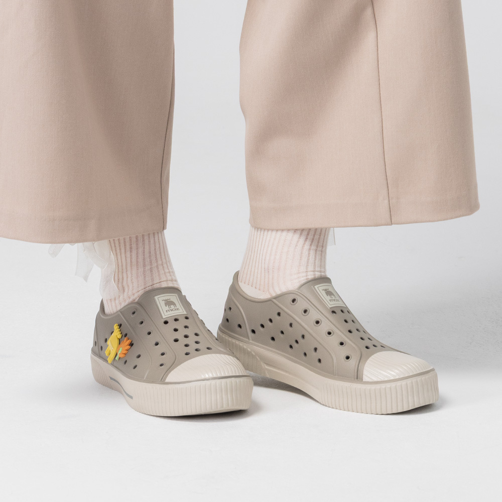 雙色洞洞餅乾水鞋 (奶蓋沙丘灰)