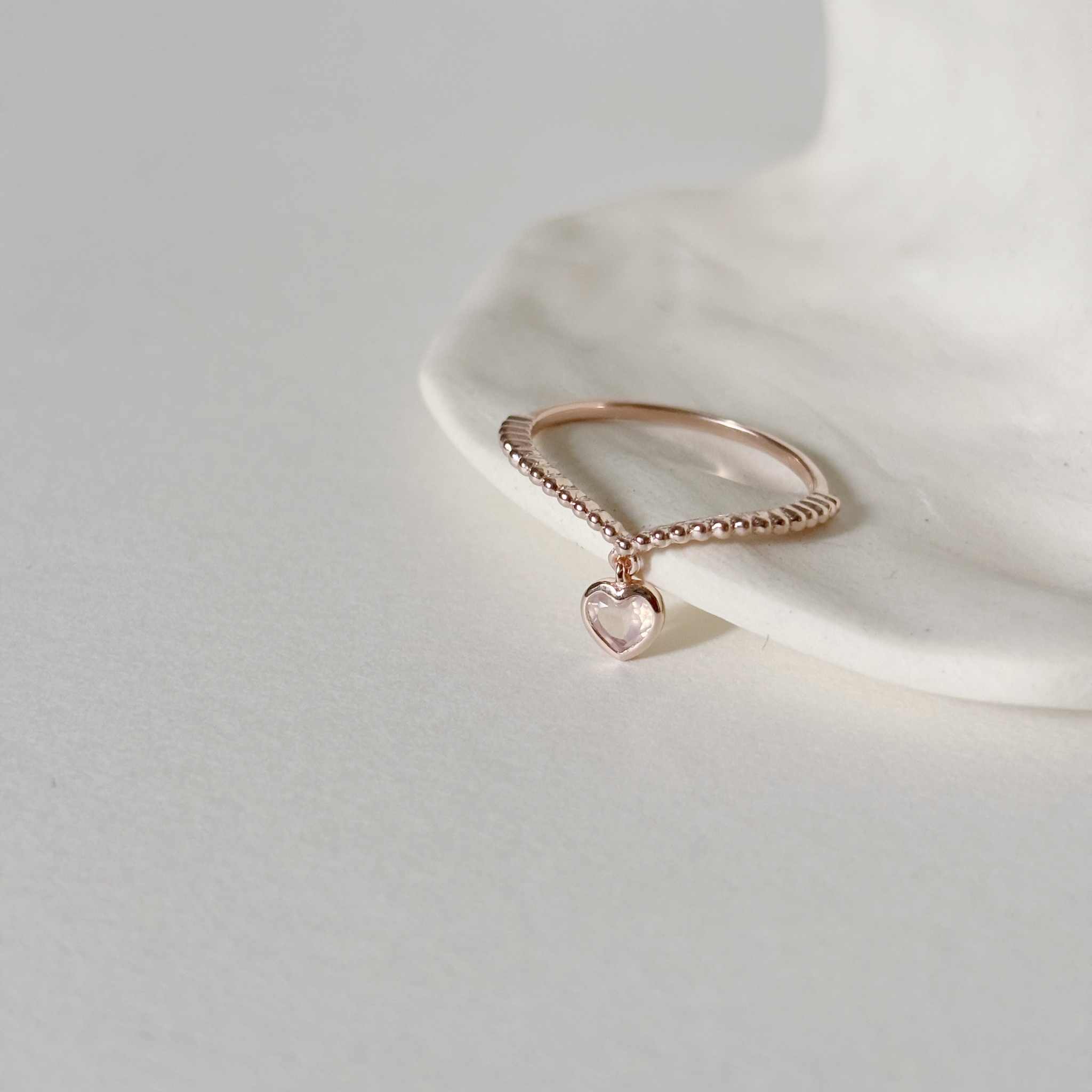 晃晃鑽面愛心粉晶V形戒指