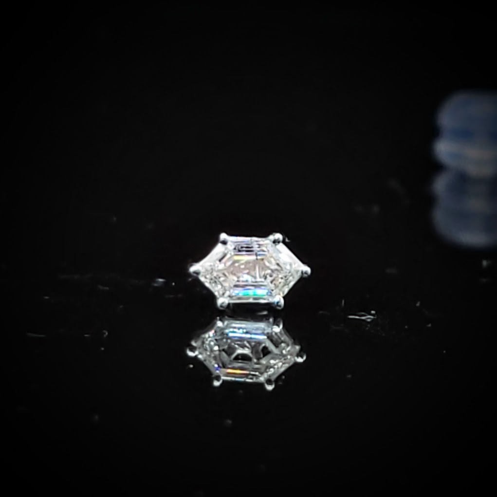 全新18K白金【主石22份六角形鑽石】單耳環