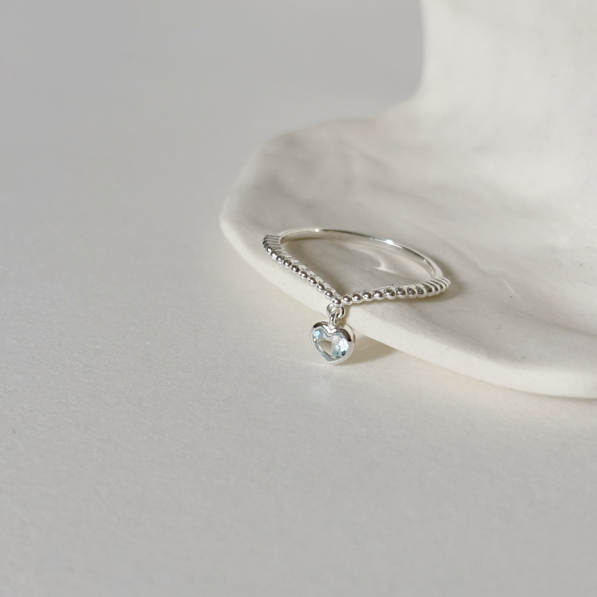 晃晃鑽面愛心藍托帕石V形戒指