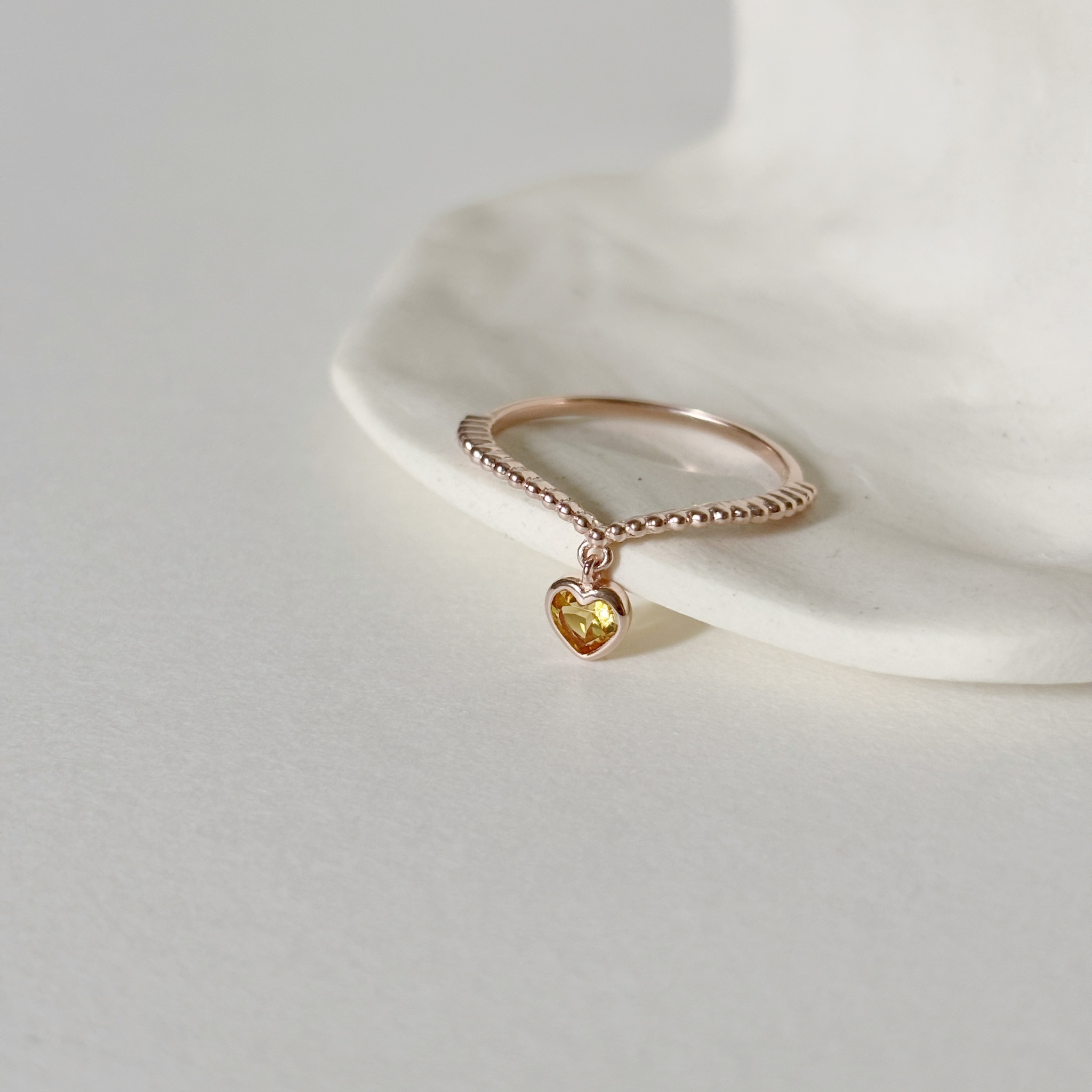 晃晃鑽面愛心黃水晶V形戒指