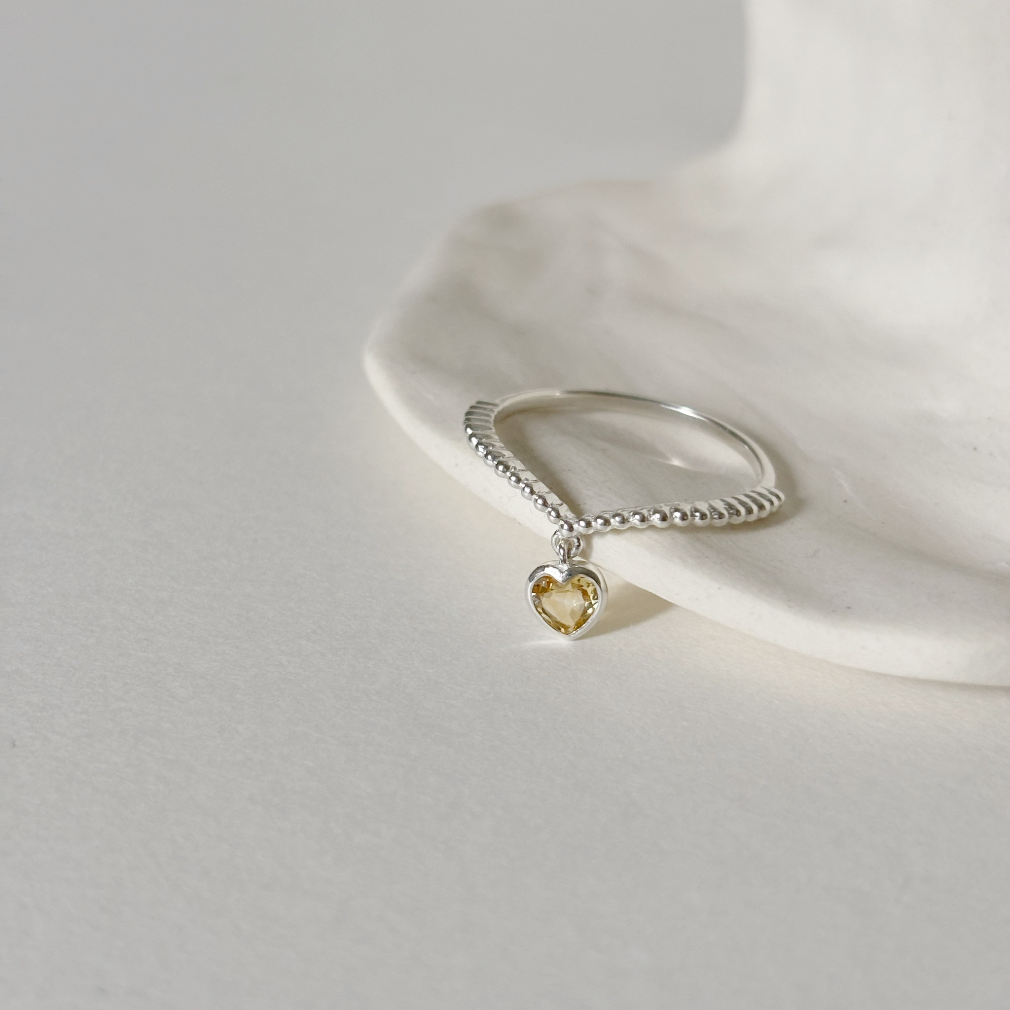 晃晃鑽面愛心黃水晶V形戒指