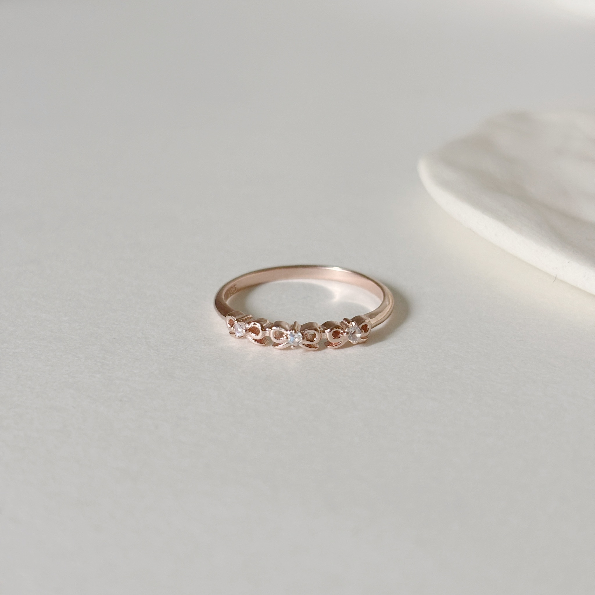 三顆簍空蝴蝶結月光石戒指