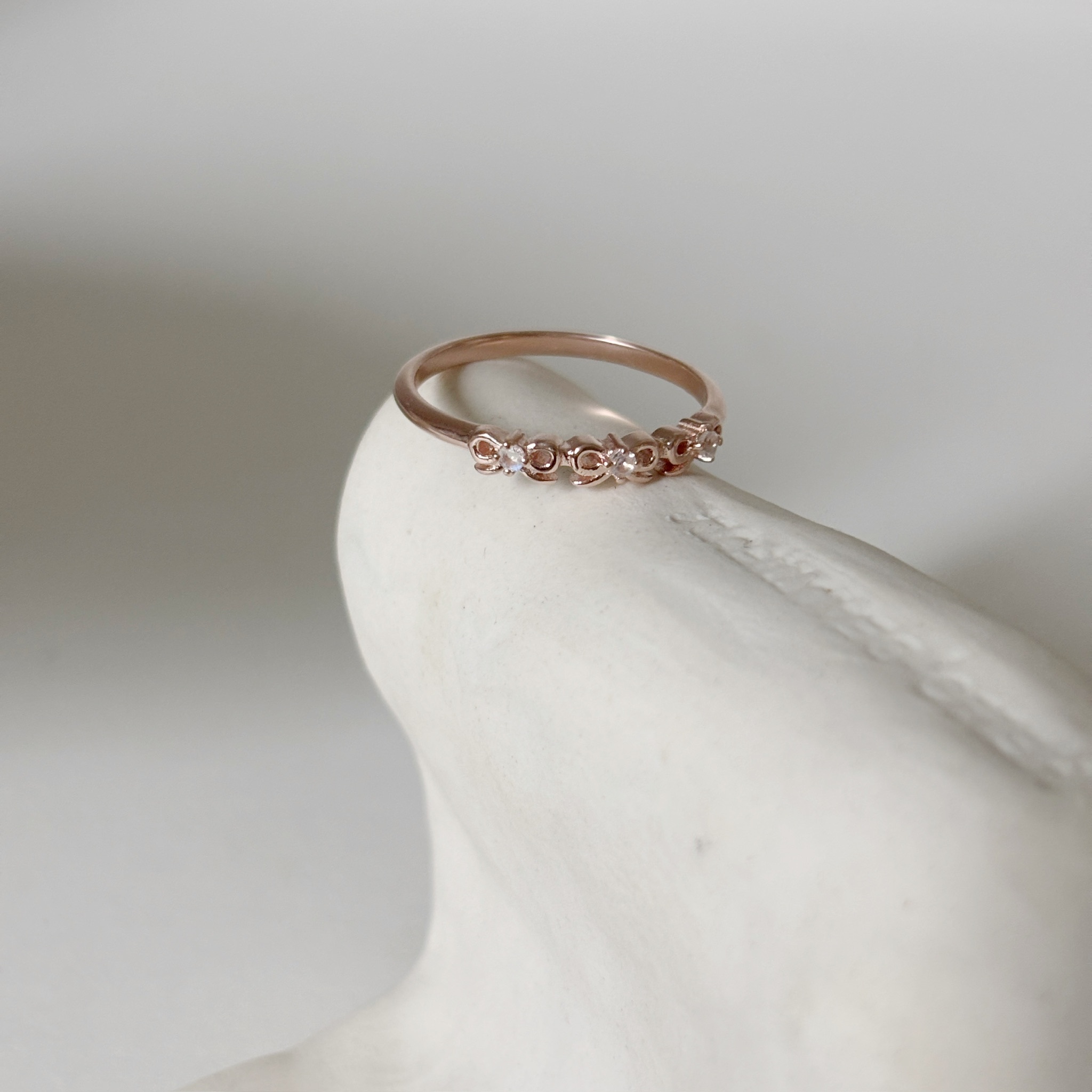 三顆簍空蝴蝶結月光石戒指