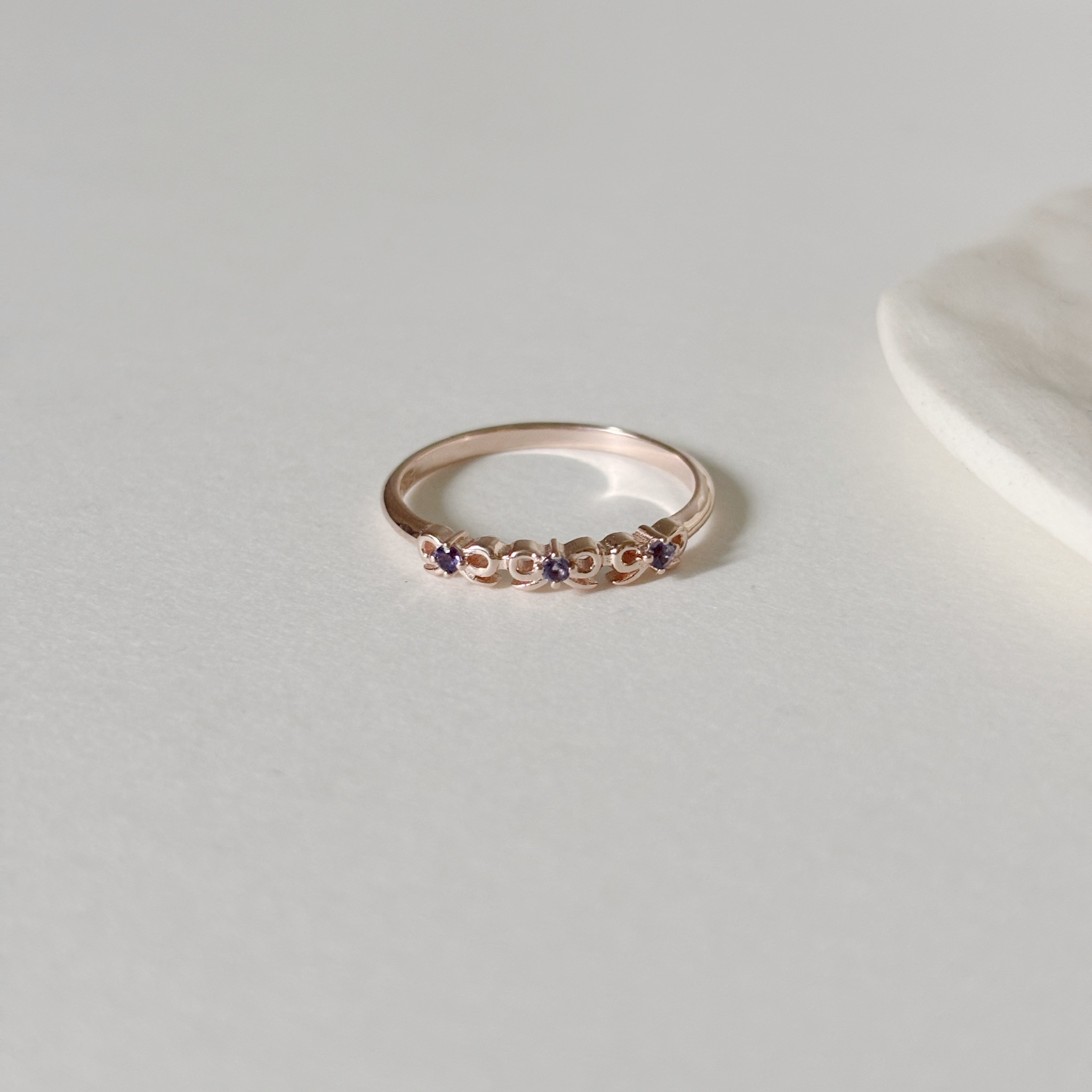 三顆簍空蝴蝶結菫青石戒指