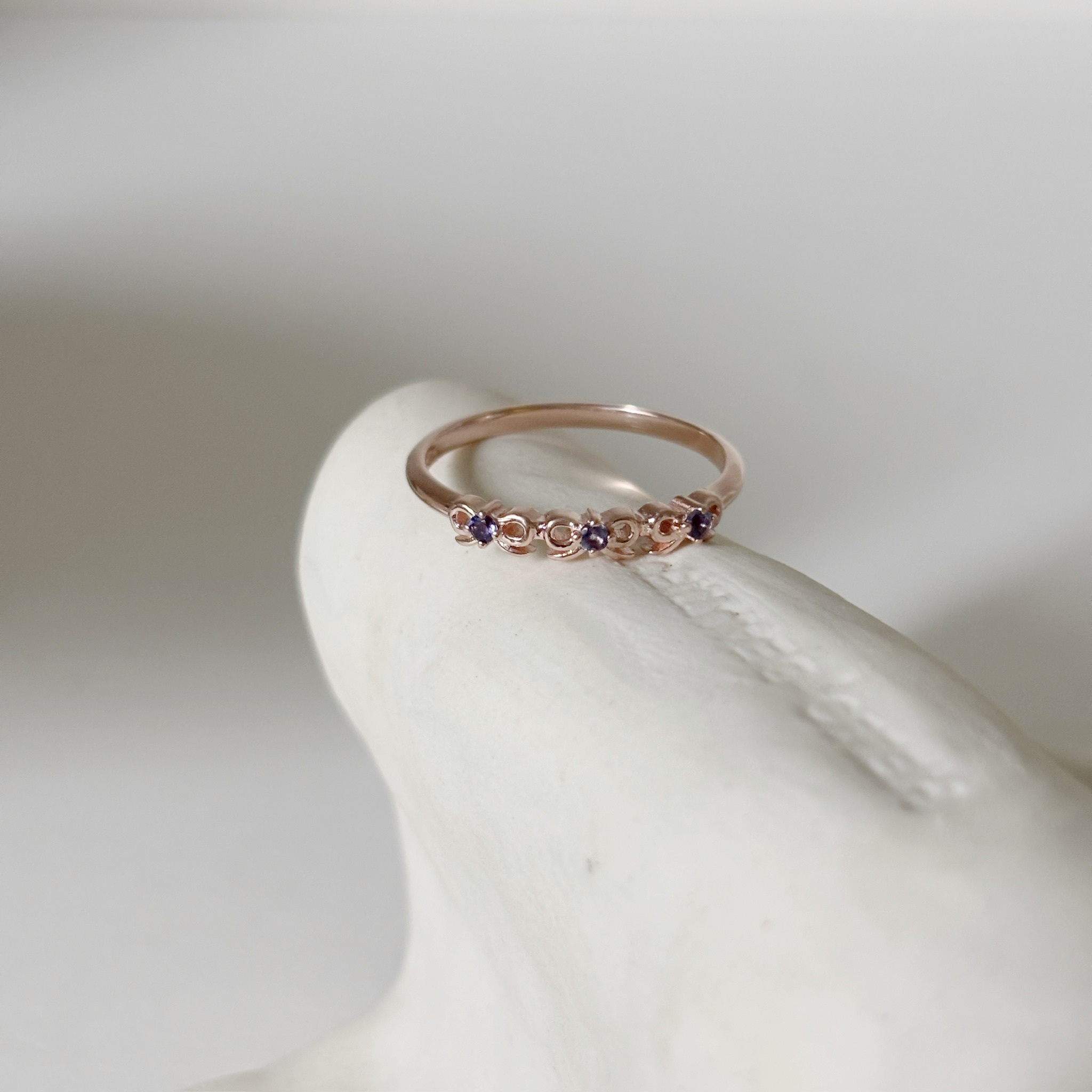 三顆簍空蝴蝶結菫青石戒指