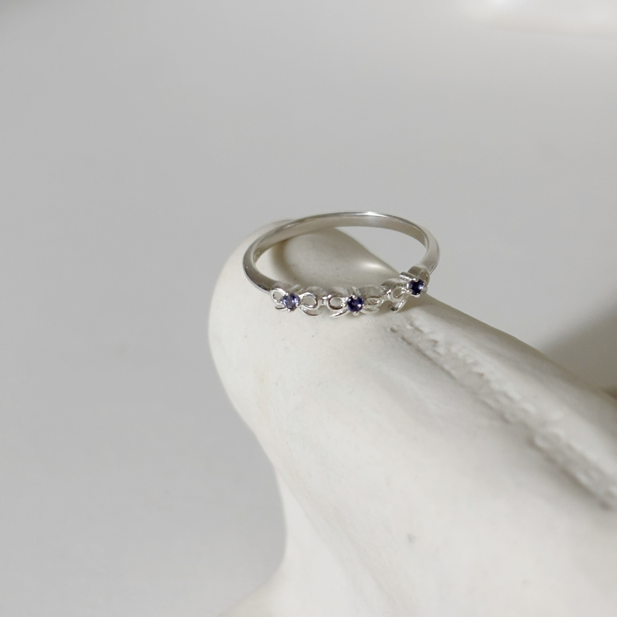 三顆簍空蝴蝶結菫青石戒指