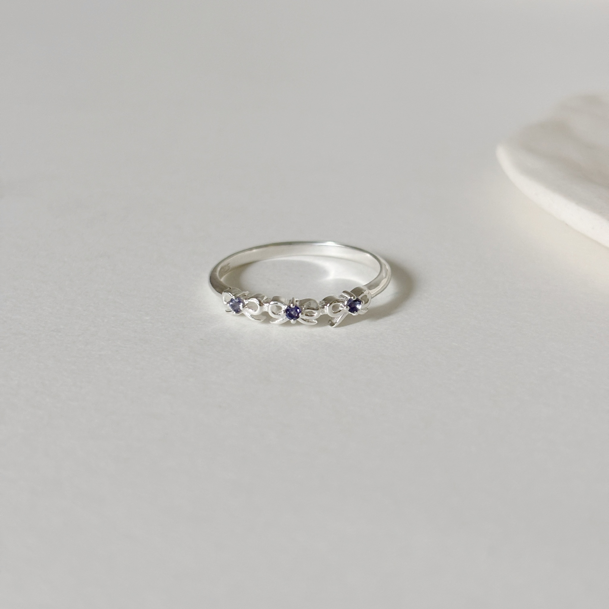 三顆簍空蝴蝶結菫青石戒指