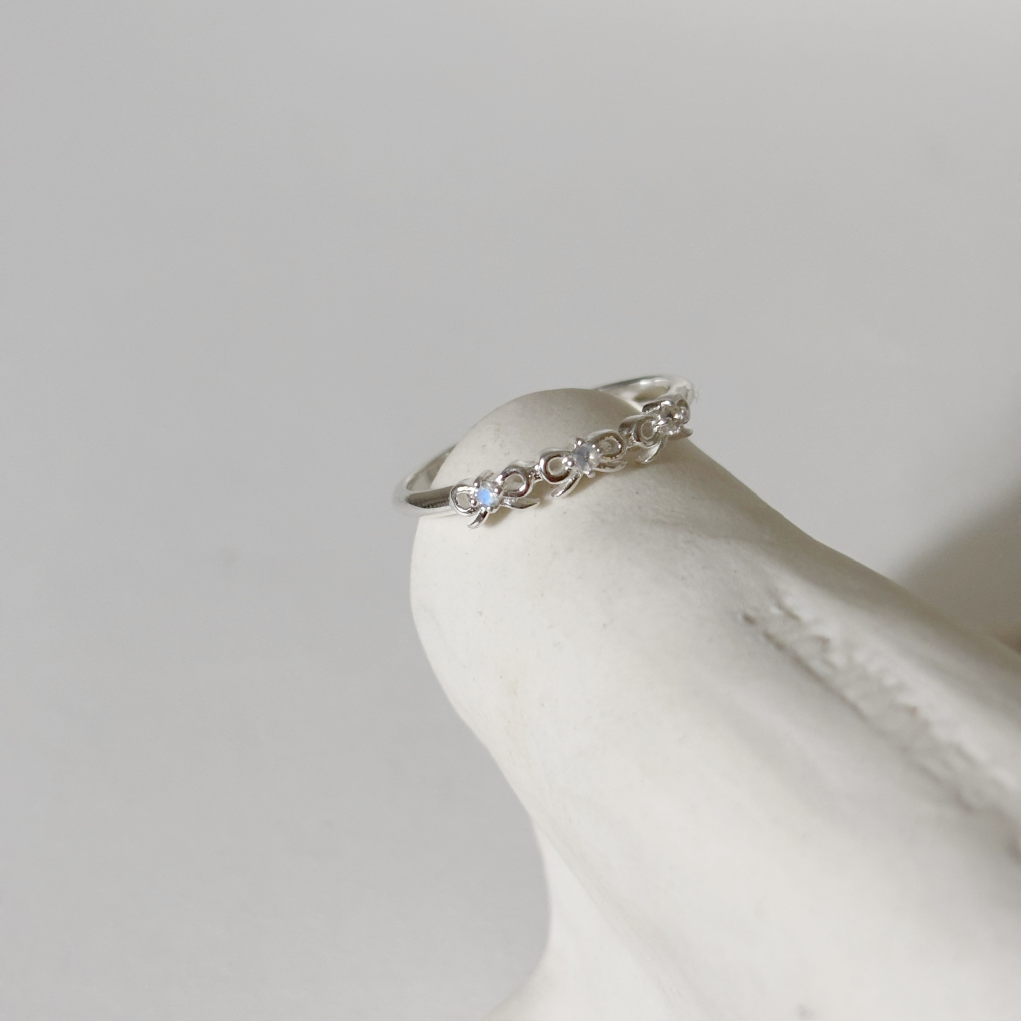 三顆簍空蝴蝶結月光石戒指