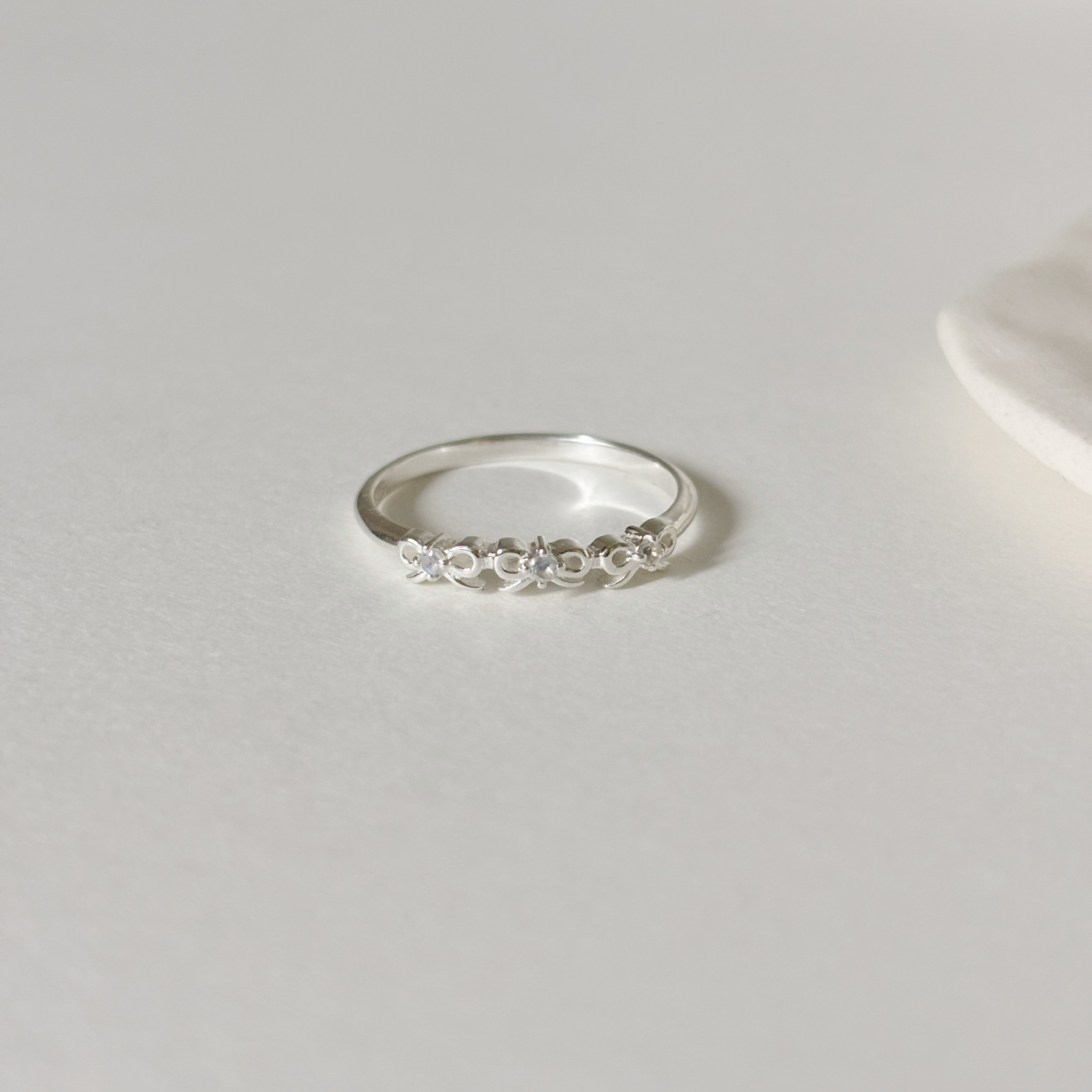 三顆簍空蝴蝶結月光石戒指