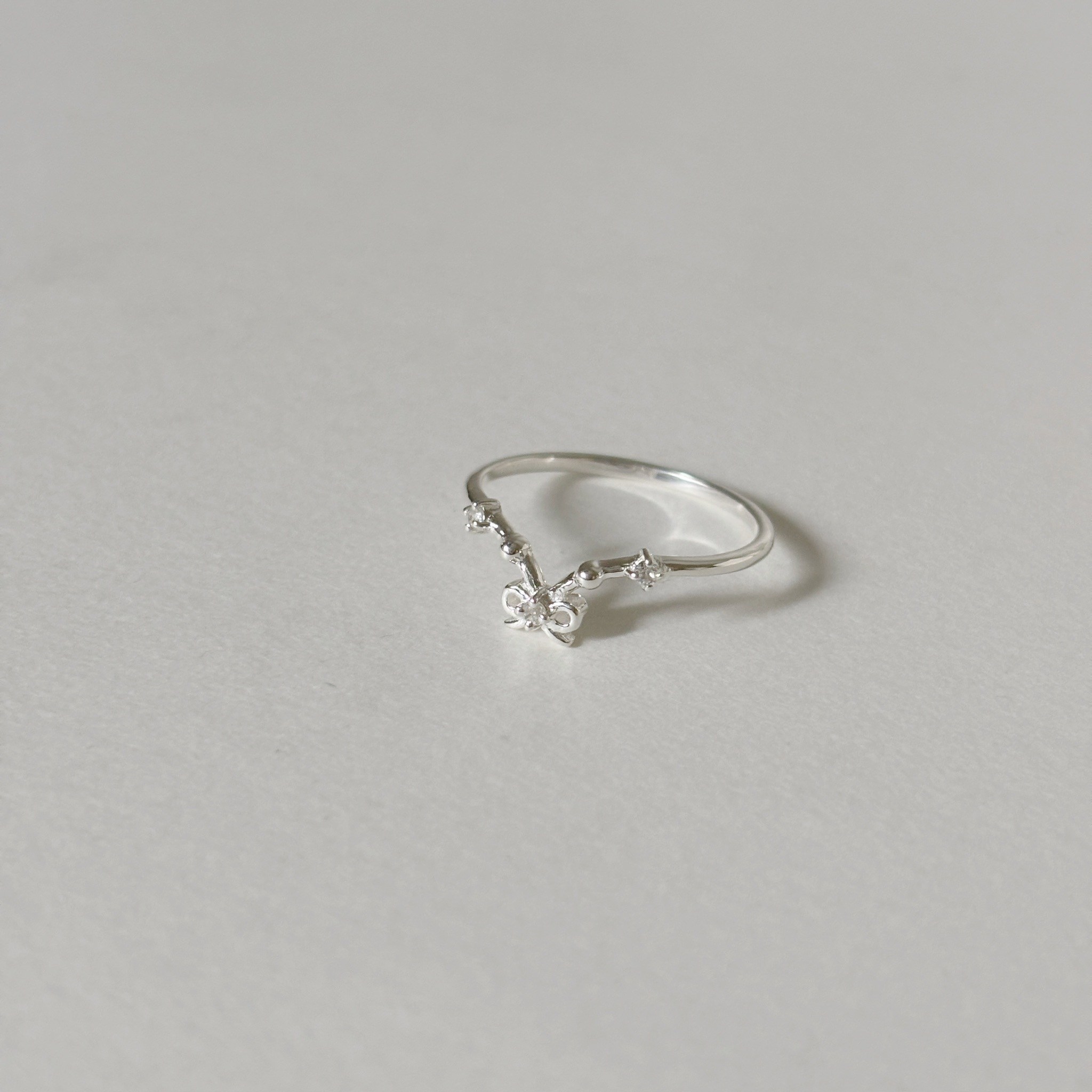 簍空蝴蝶結白托帕石微V戒指