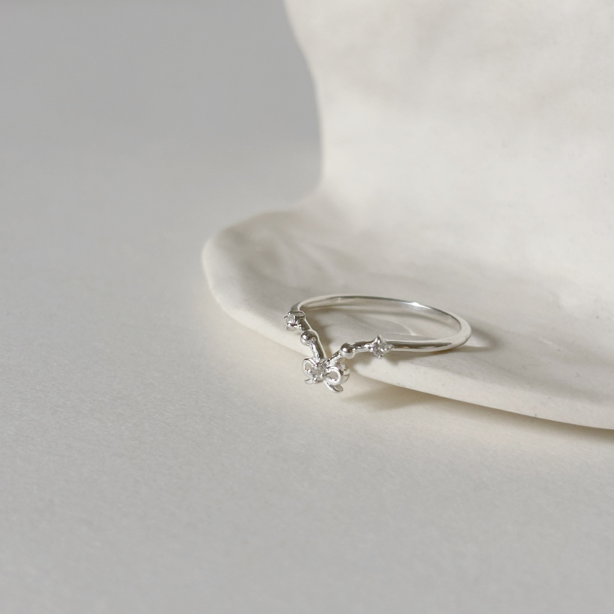 簍空蝴蝶結白托帕石微V戒指