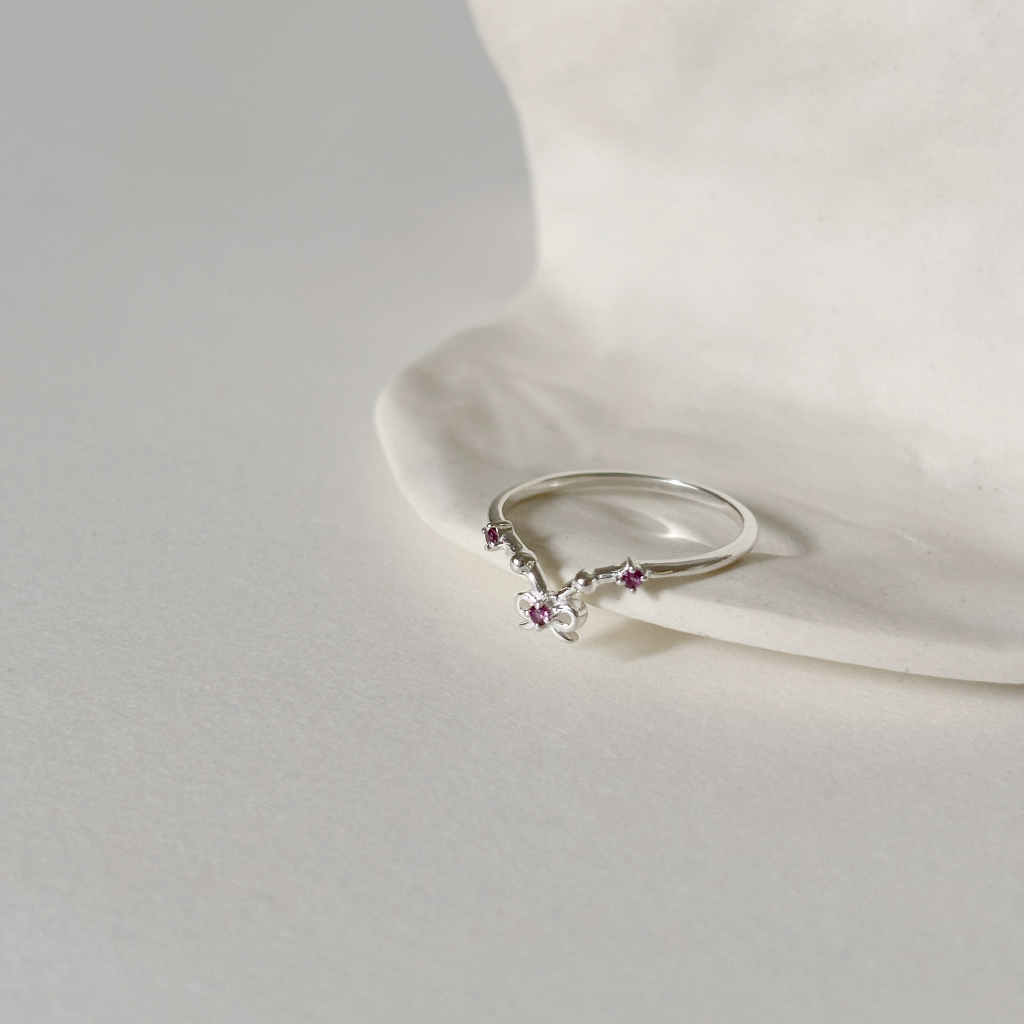 簍空蝴蝶結玫瑰石榴石微V戒指