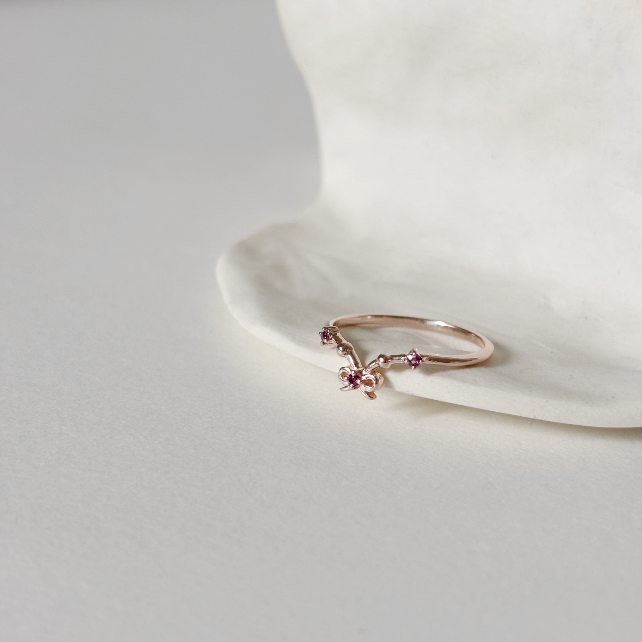 簍空蝴蝶結玫瑰石榴石微V戒指