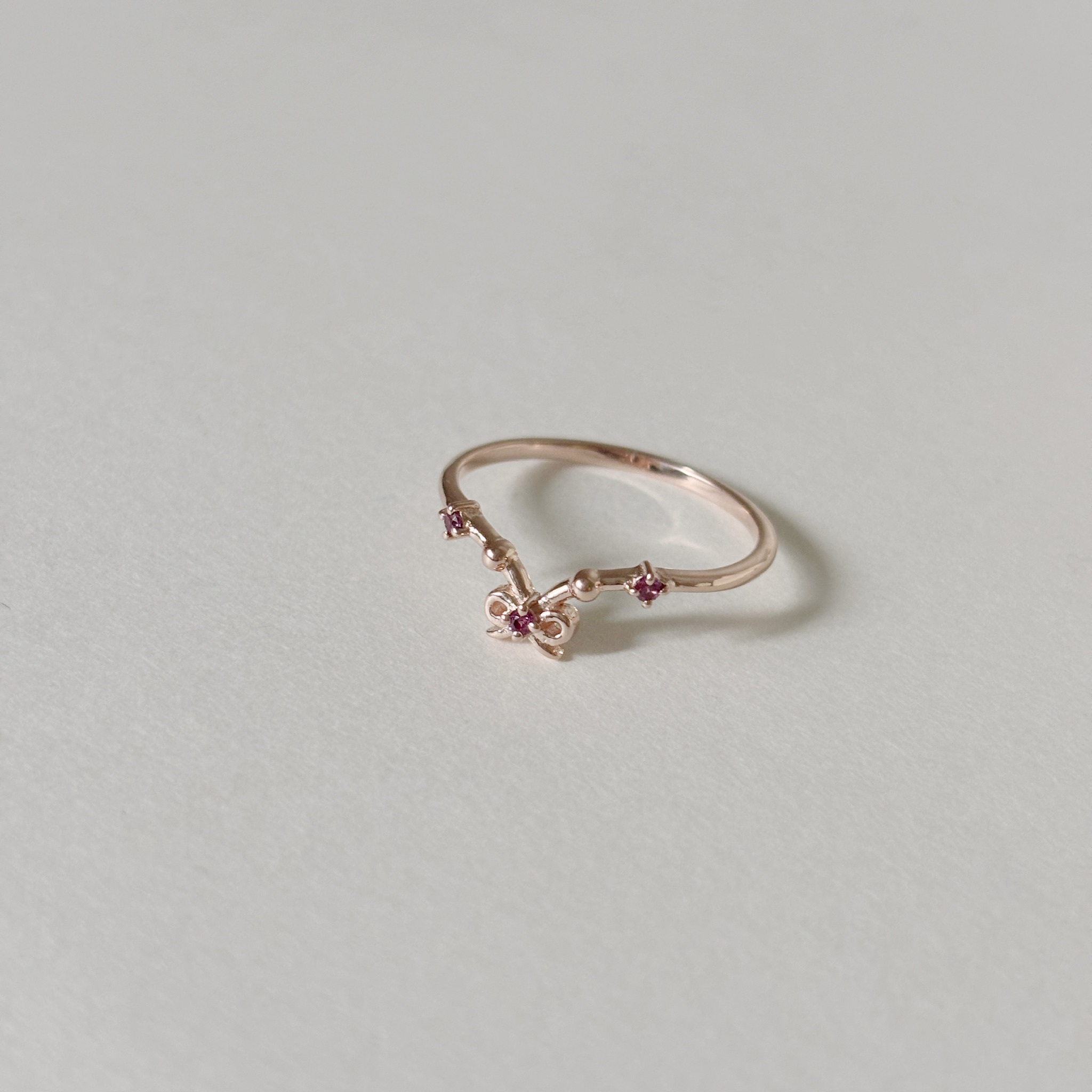 簍空蝴蝶結玫瑰石榴石微V戒指