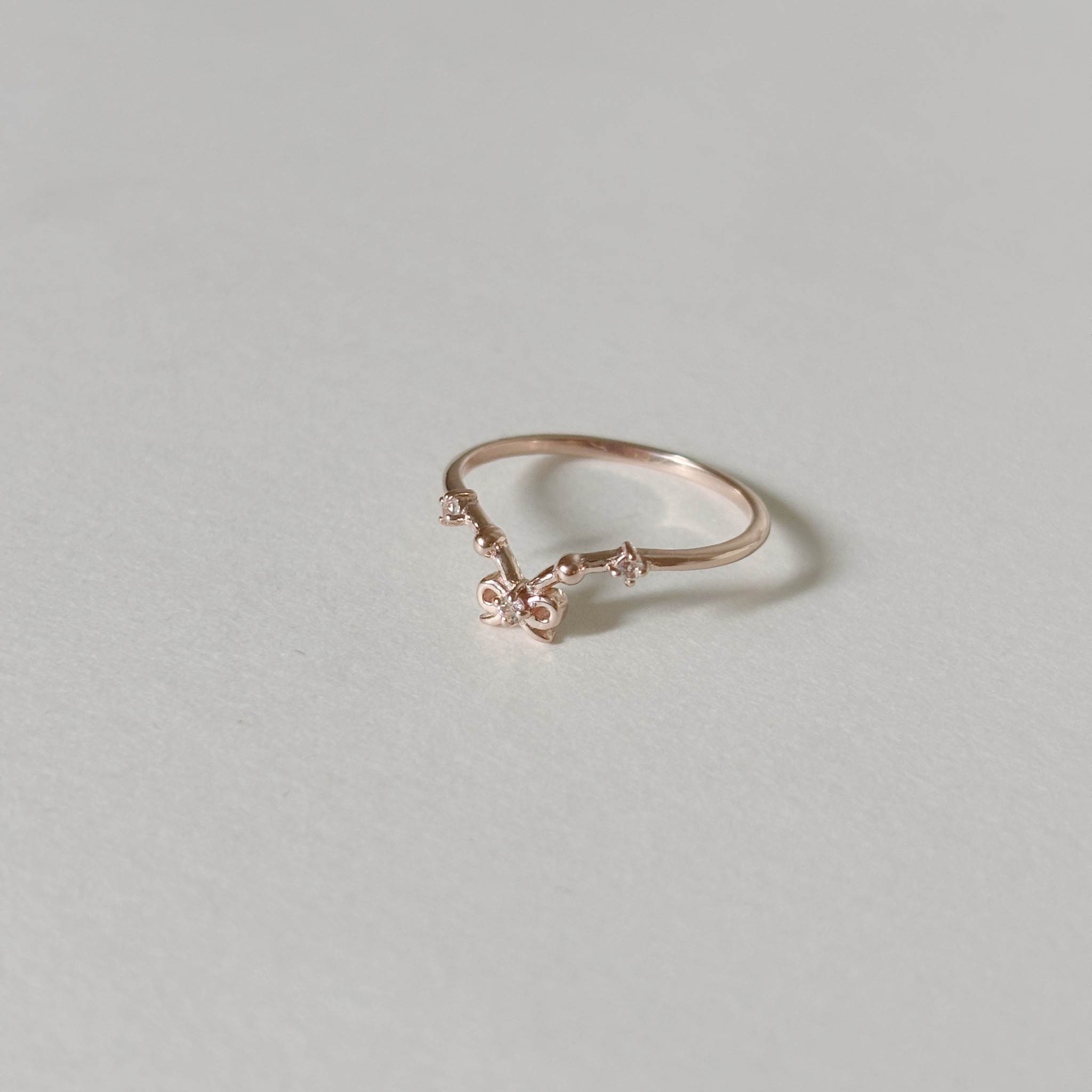 簍空蝴蝶結白托帕石微V戒指