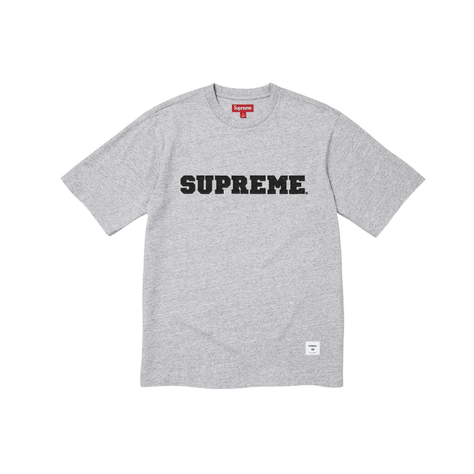 -(B4e03)-SUPREME COLLEGIATE APPLIQUE S/S TOP LOGO 布貼 短Ｔ 黑色/灰色-FW25KN77