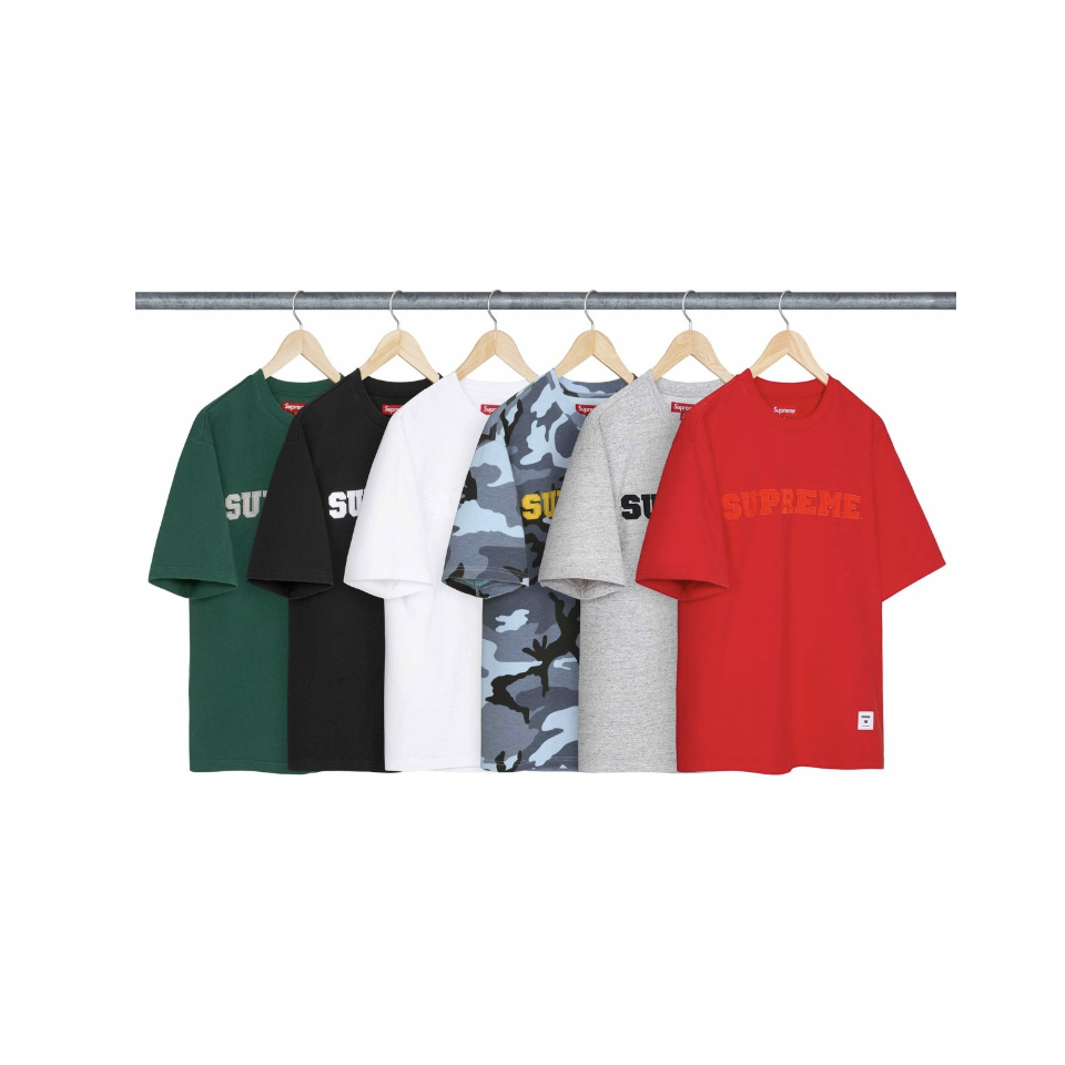 -(B4e03)-SUPREME COLLEGIATE APPLIQUE S/S TOP LOGO 布貼 短Ｔ 黑色/灰色-FW25KN77