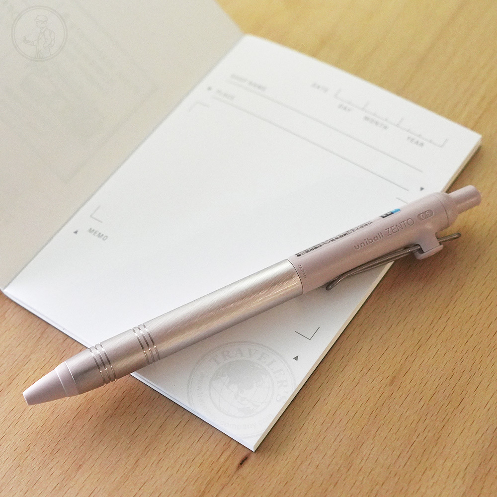 三菱ZENTO FLOW MODEL 水性防水原子筆：髮絲紋防滑握位版