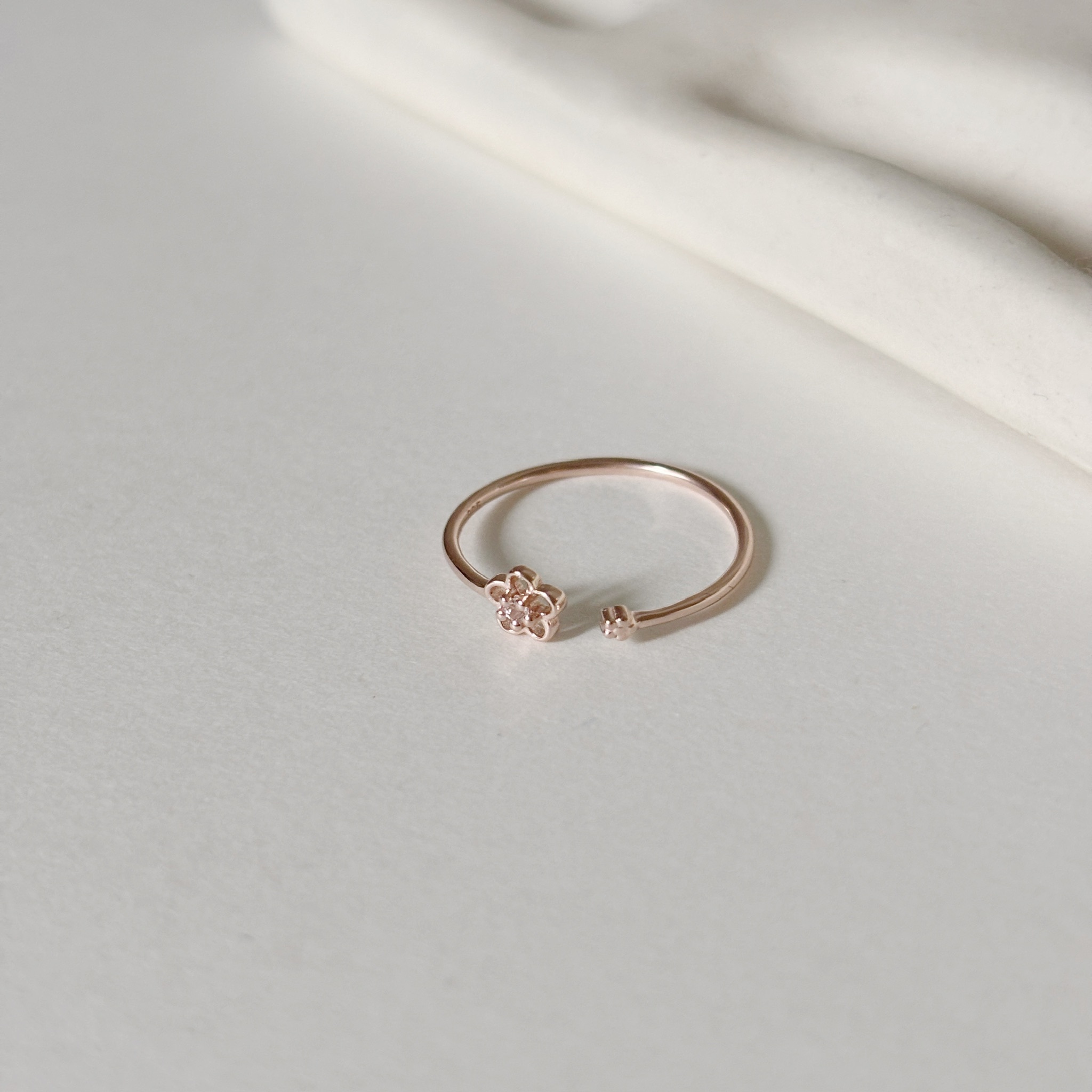 簍空小花白托帕石可調戒指