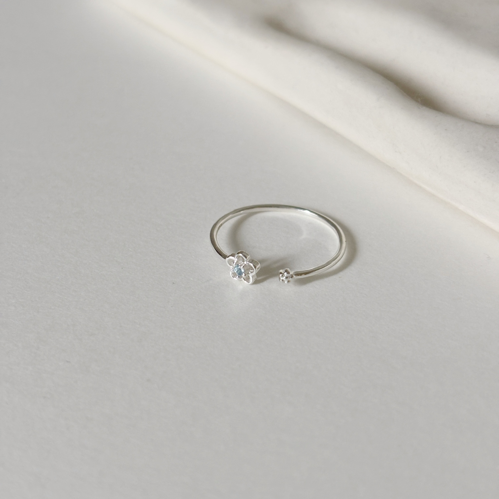 簍空小花藍托帕石可調戒指