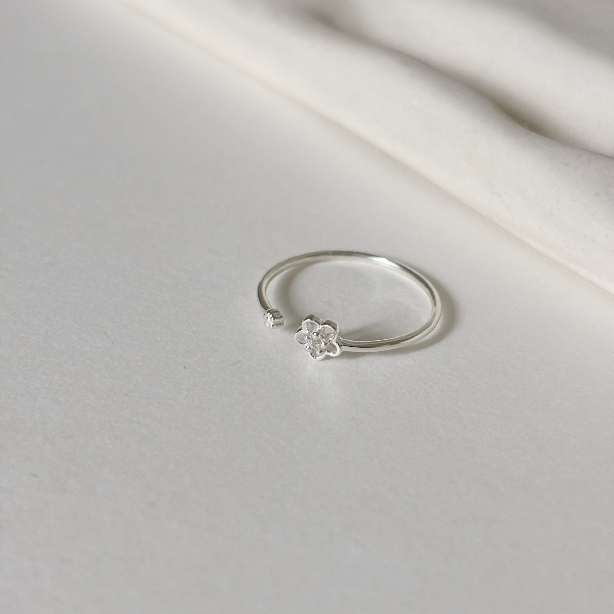 簍空小花白托帕石可調戒指