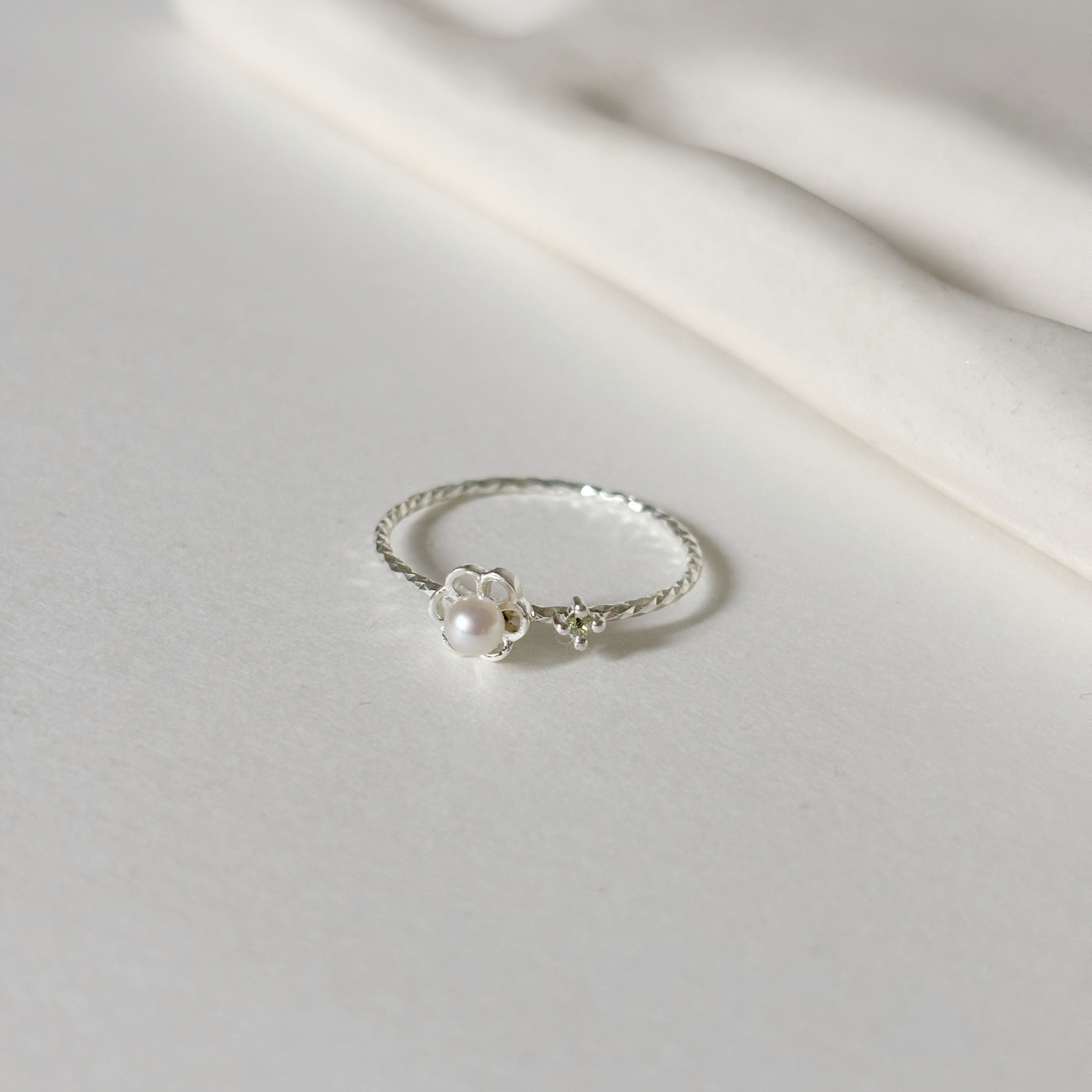 簍空小花珍珠橄欖石滿天星戒指