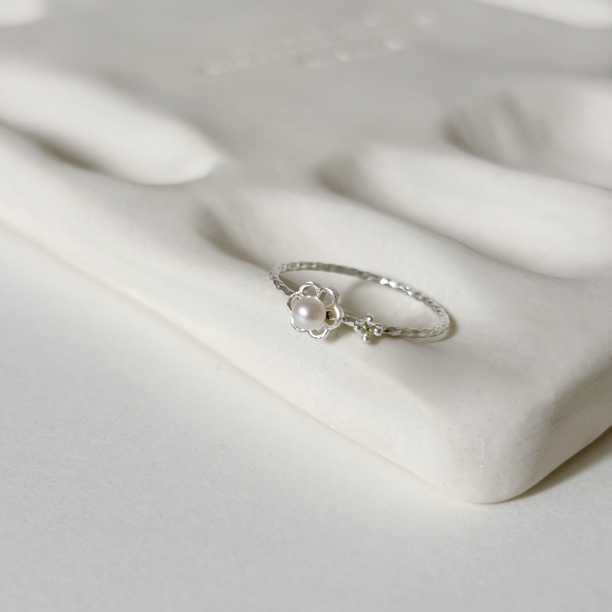 簍空小花珍珠橄欖石滿天星戒指