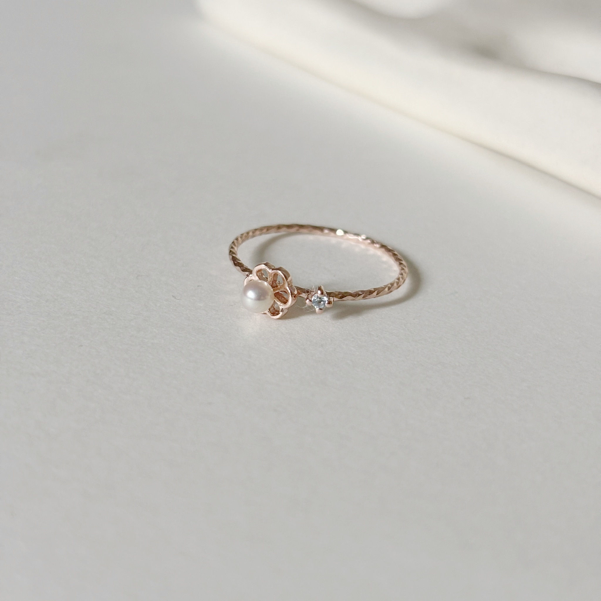 簍空小花珍珠藍托帕石滿天星戒指