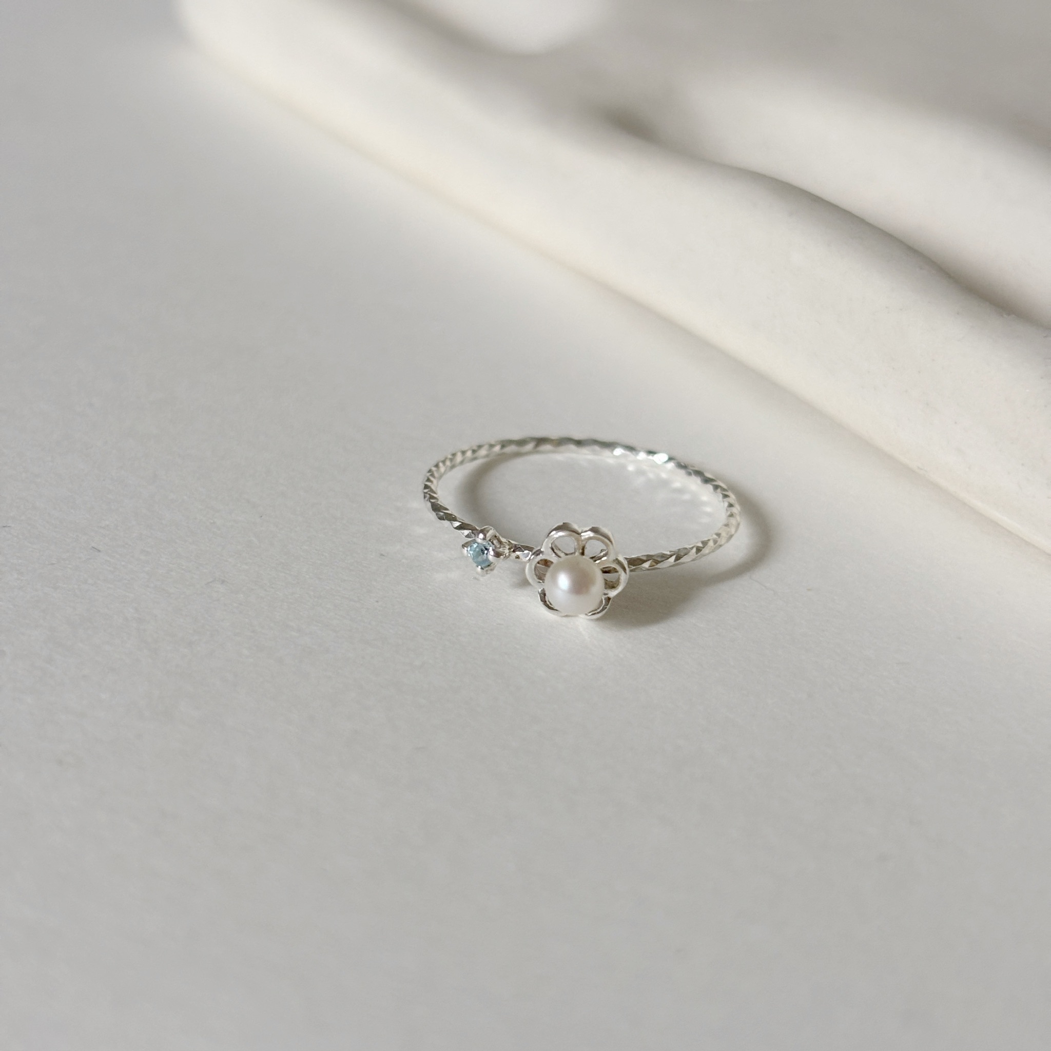 簍空小花珍珠藍托帕石滿天星戒指