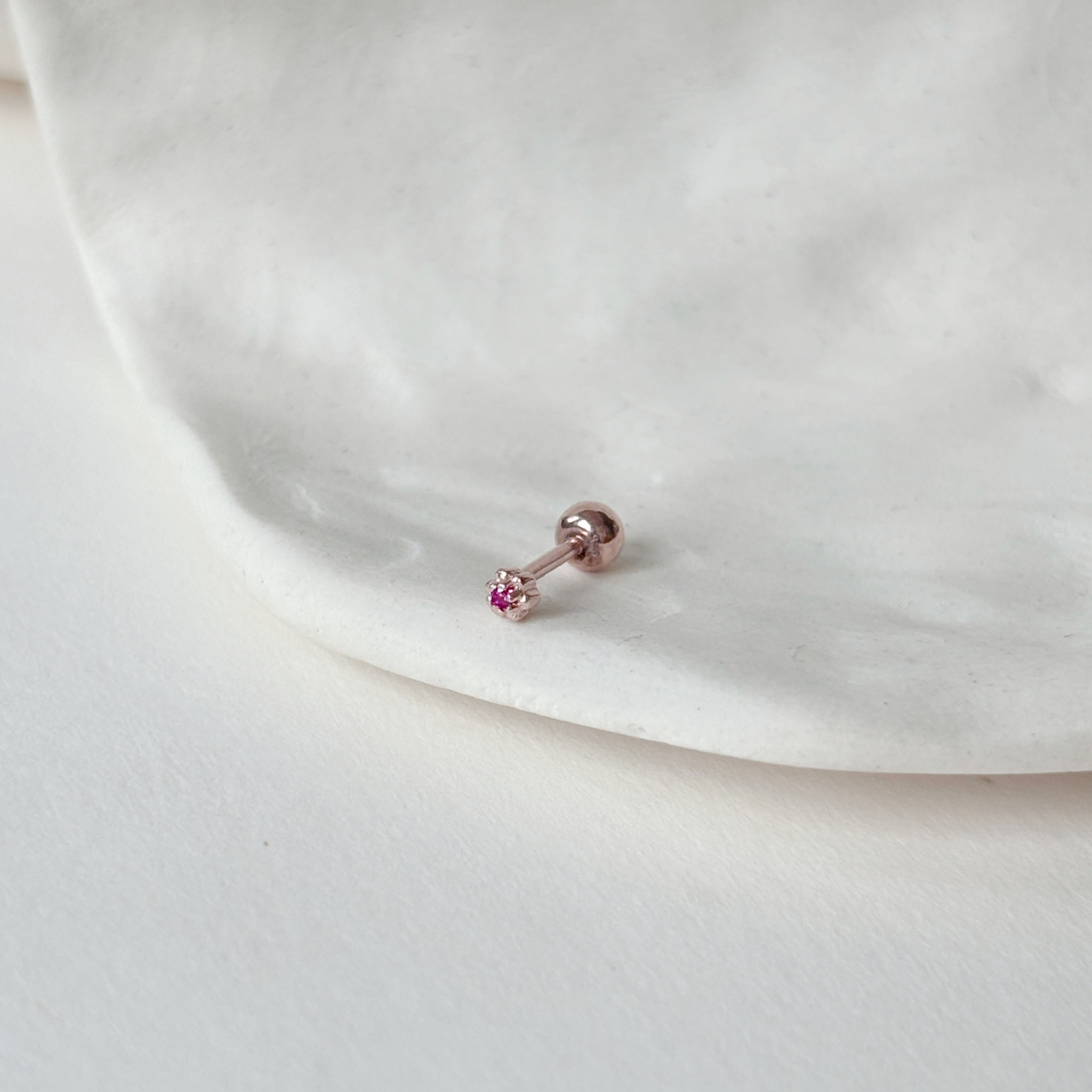 超迷你小花紅寶石轉珠耳環