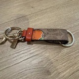 [S] COACH TAN MULTI CAO46 TRIGGER SNAP BAG CHARM IN SIGNATURE CANVAS WITH ORANGE PRINT, 196395785759 (SUZZ61)