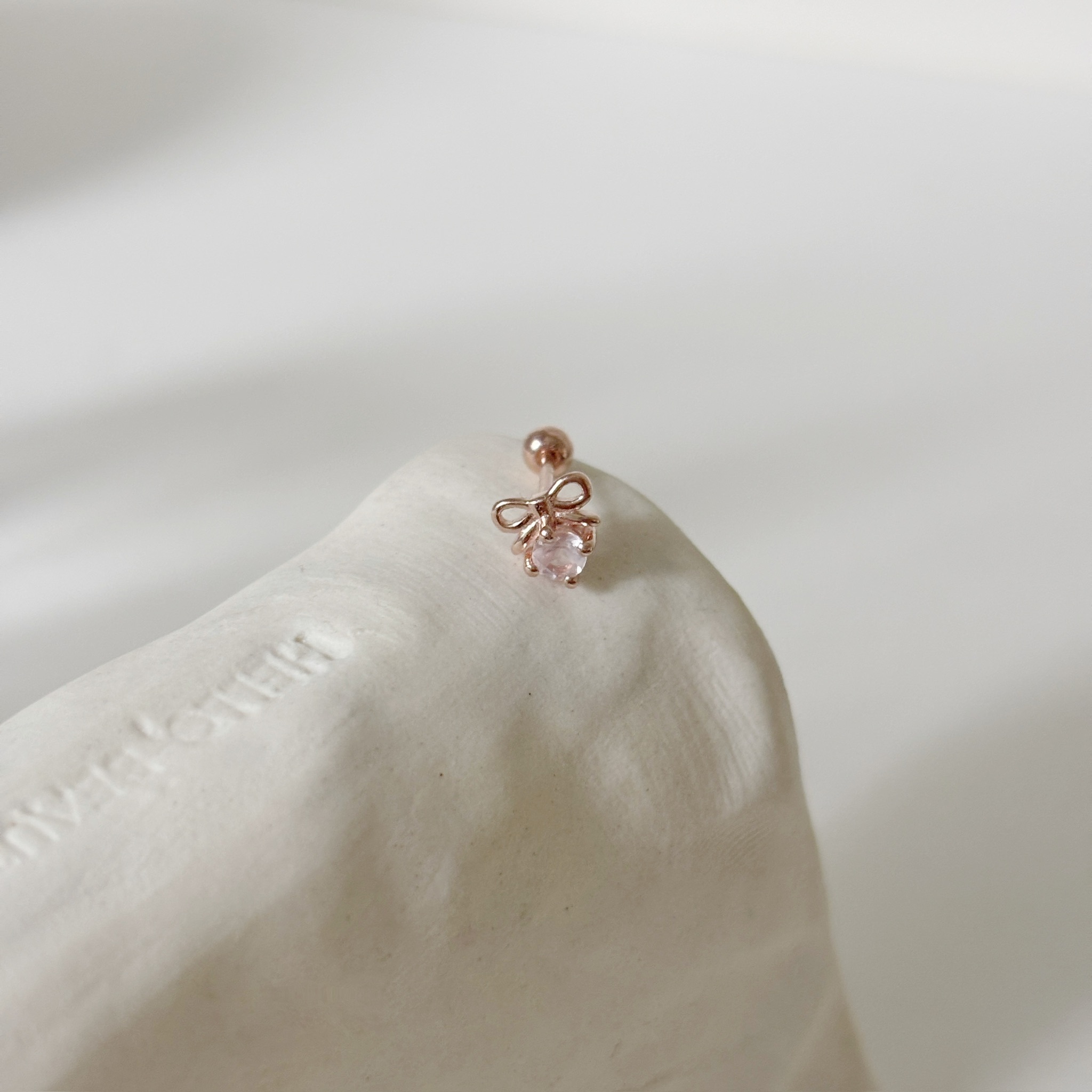mini蝴蝶結四爪粉晶轉珠耳環
