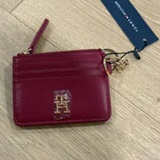 [S] TOMMY HILFIGER RED XW04204 MONOGRAM ZIP CARD HOLDER, 198296259193 (SUZZ57)