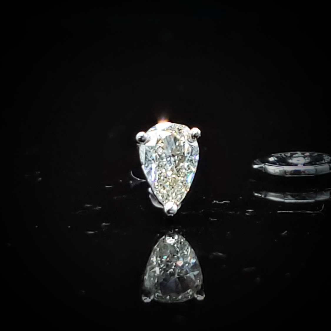 全新18K白金【主石36份梨形鑽石】單耳環