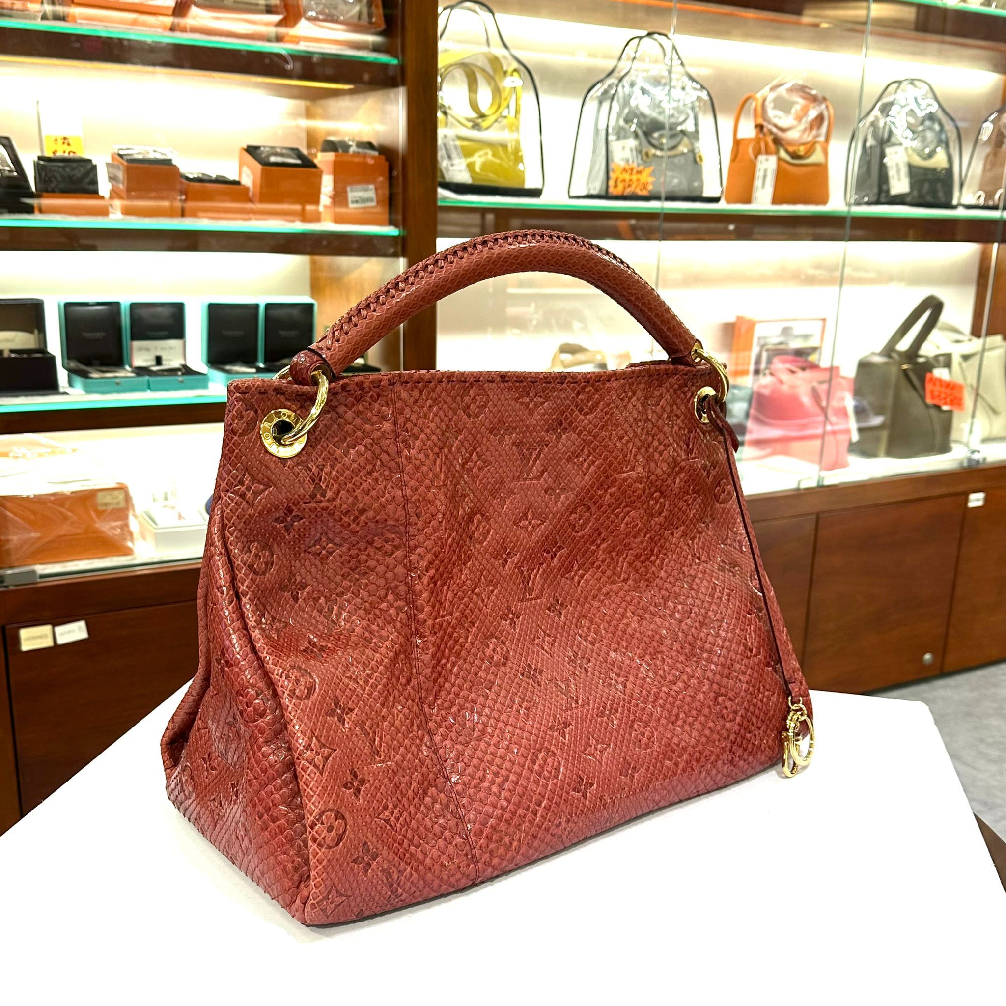 DISPLAY~~ LV手提單肩包 稀有野生蟒蛇皮 鐵繡紅壓花 MONOGRAM , ARTSY MM 收藏款未使用品 !!! 荷李活明星限定款!!! #兩年免費保養 #香榭站正品