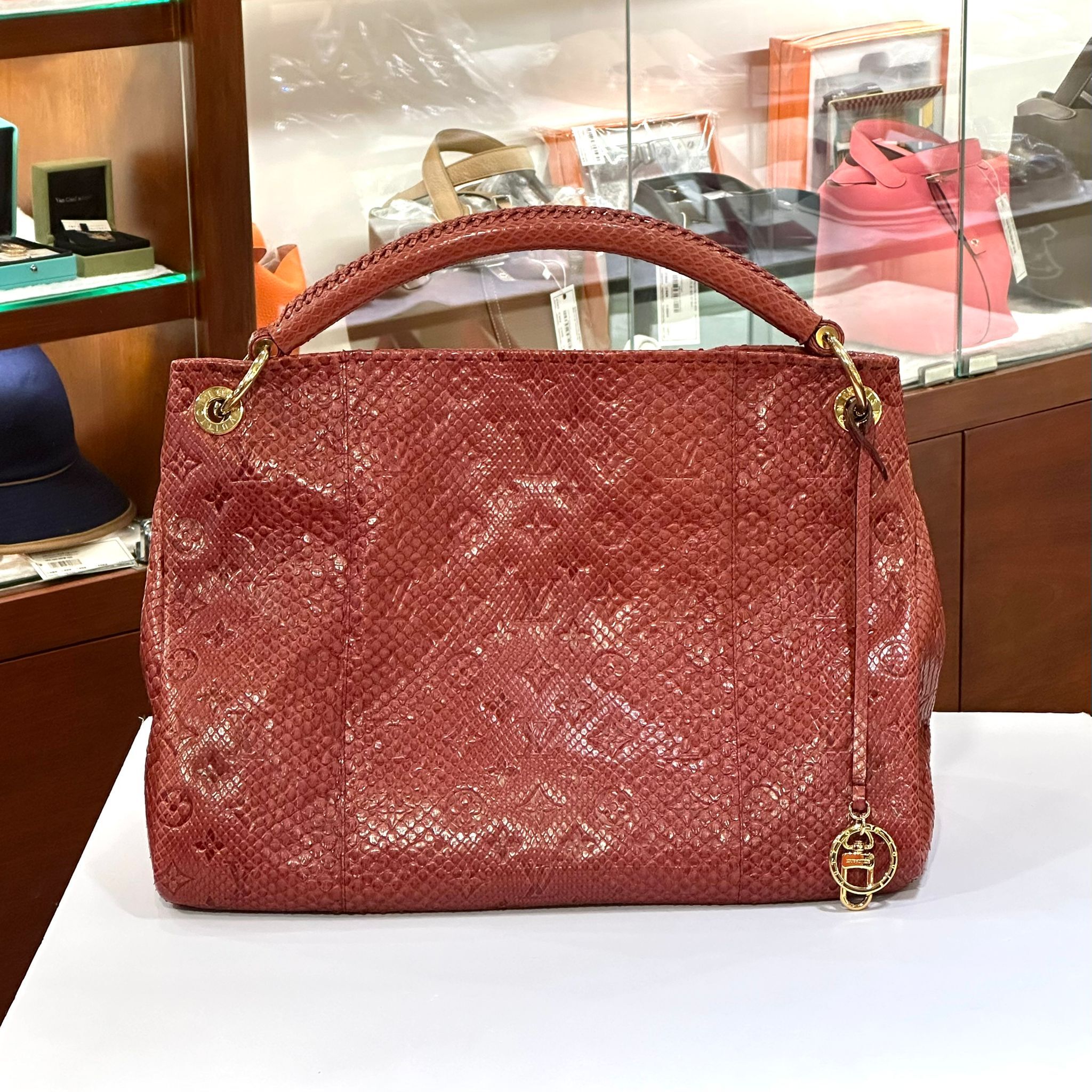 DISPLAY~~ LV手提單肩包 稀有野生蟒蛇皮 鐵繡紅壓花 MONOGRAM , ARTSY MM 收藏款未使用品 !!! 荷李活明星限定款!!! #兩年免費保養 #香榭站正品