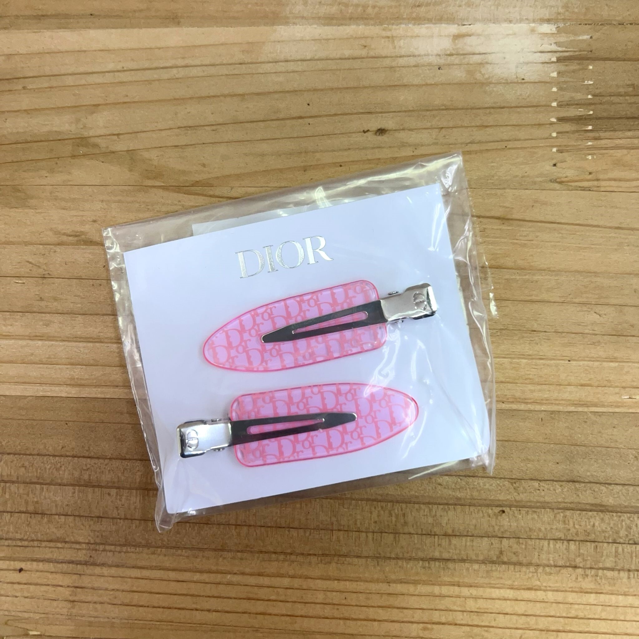 DIOR  粉紅色 Logo 髮夾